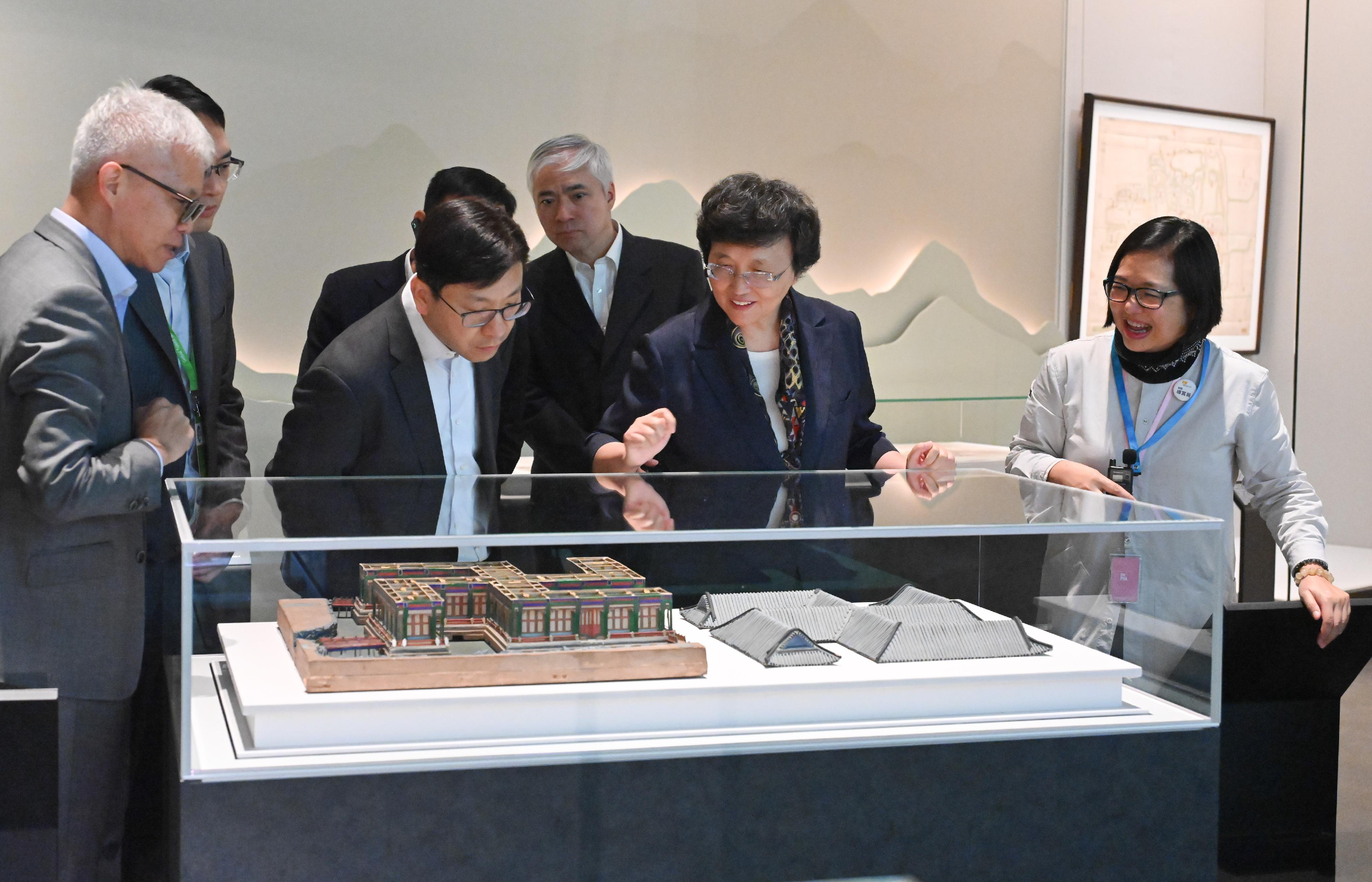 The Minister of Human Resources and Social Security, Ms Wang Xiaoping, visited the "YUAN MING YUAN - Art and Culture of an Imperial Garden-Palace" exhibition at the Hong Kong Palace Museum yesterday (May 6). The Chief Secretary for Administration, Mr Chan Kwok-ki, hosted a welcome dinner for Ms Wang as well as officials, guests and speakers visiting Hong Kong for the Global Talent Summit · Hong Kong. Photo shows Ms Wang (front row, second right), accompanied by the Secretary for Labour and Welfare, Mr Chris Sun (front row, second left), touring the exhibition.