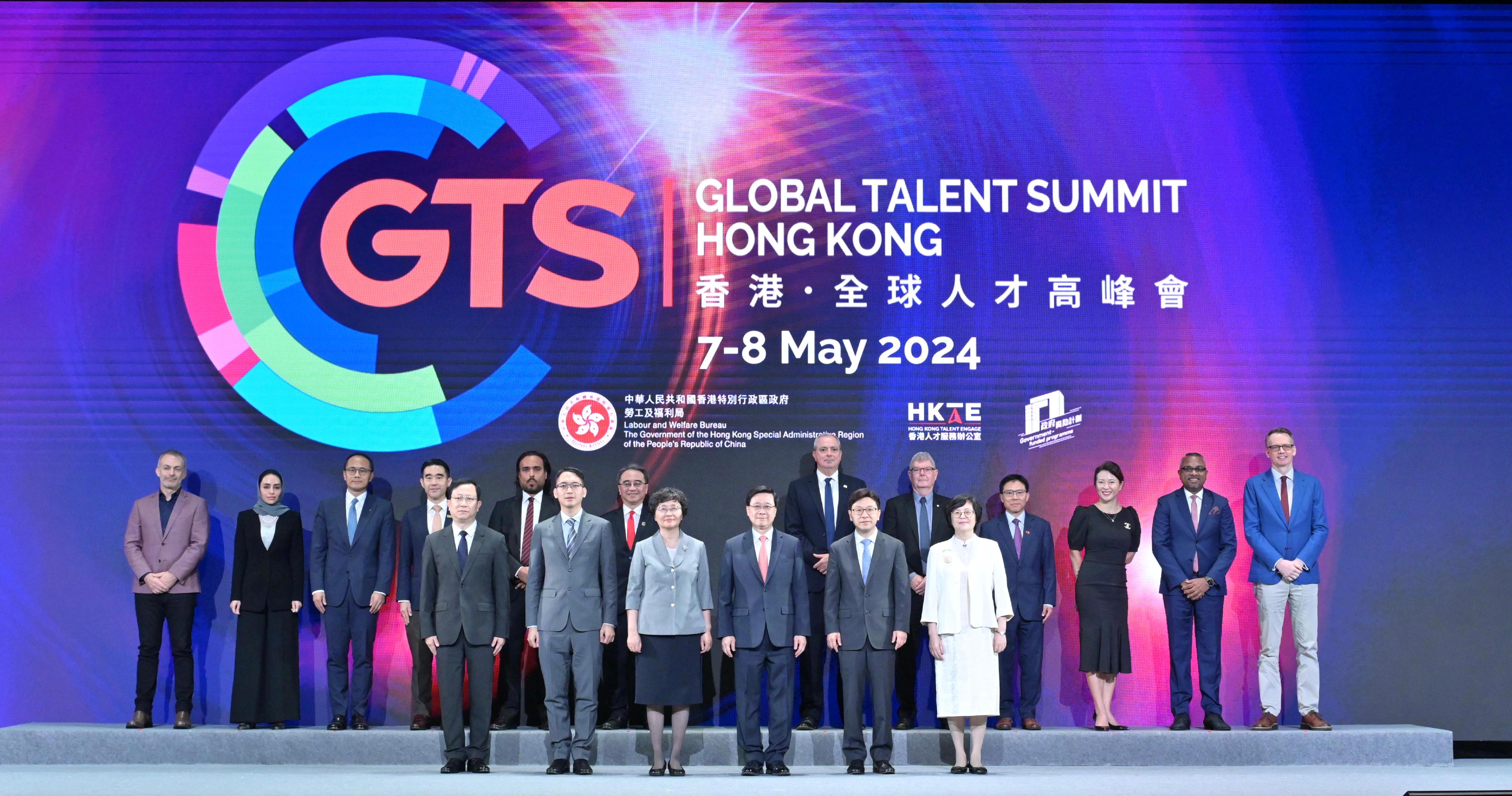 The Chief Executive, Mr John Lee, attended the Global Talent Summit · Hong Kong today (May 7). Photo shows (front row, from left) the Director-General of the Human Resources and Social Security Department of Guangdong Province, Mr Du Minqi; the Secretary-General of the Talent Development Committee of the Macao Special Administrative Region Government, Mr Chao Chong-hang; the Minister of Human Resources and Social Security, Ms Wang Xiaoping; Mr Lee; the Secretary for Labour and Welfare, Mr Chris Sun; and the Director General of the Hong Kong and Macao Affairs Office of the People’s Government of Guangdong Province, Ms Chen Liwen, with speakers of various sessions.