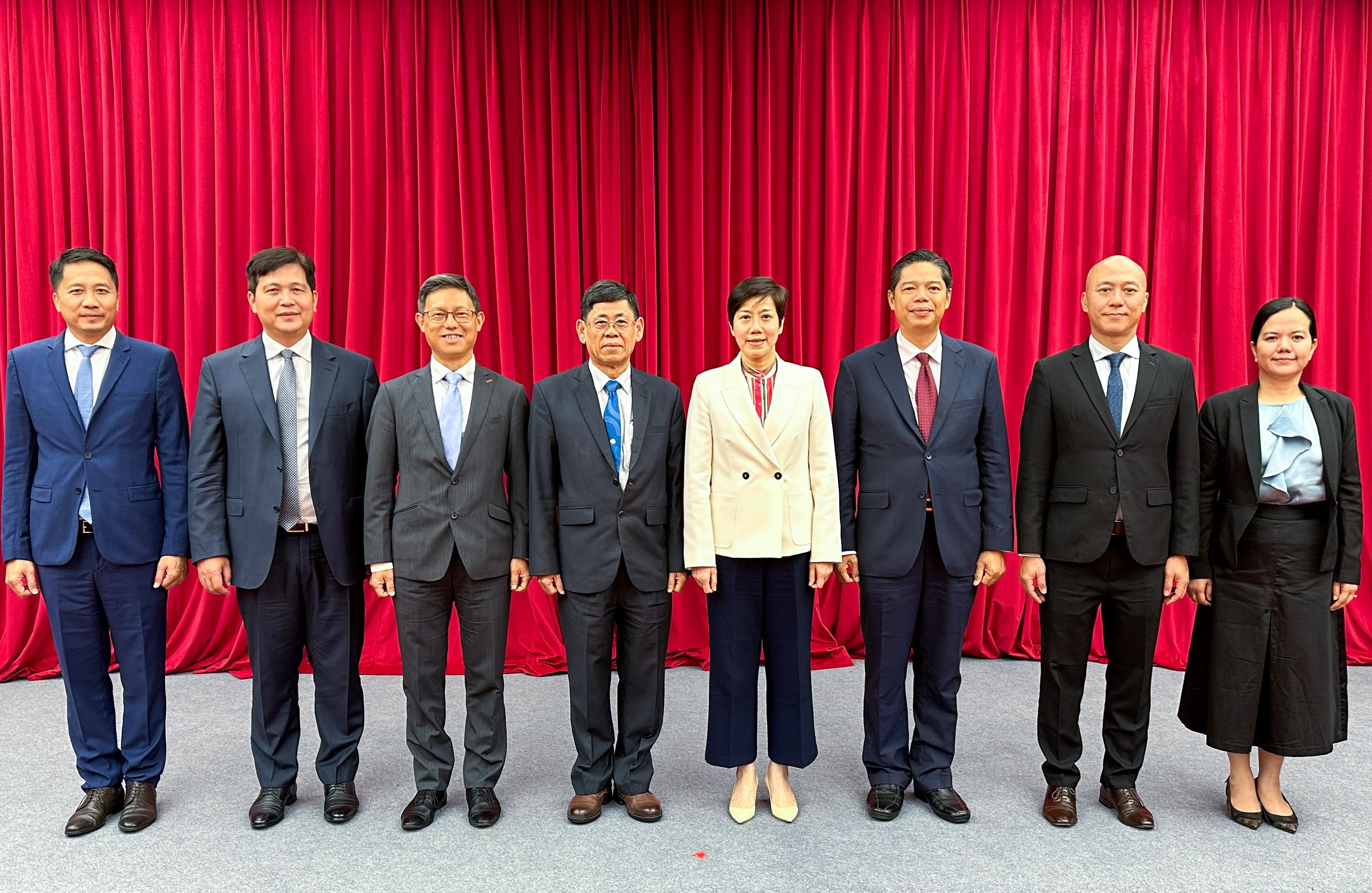 海关关长何佩珊今日（五月八日）率领香港海关代表团出席第六届全球「经认证的经营者」（AEO）大会。图示何佩珊（右四）与柬埔寨海关总署副署长Pha Eng Veng（左四）及其代表团在进行双边会议前合照。