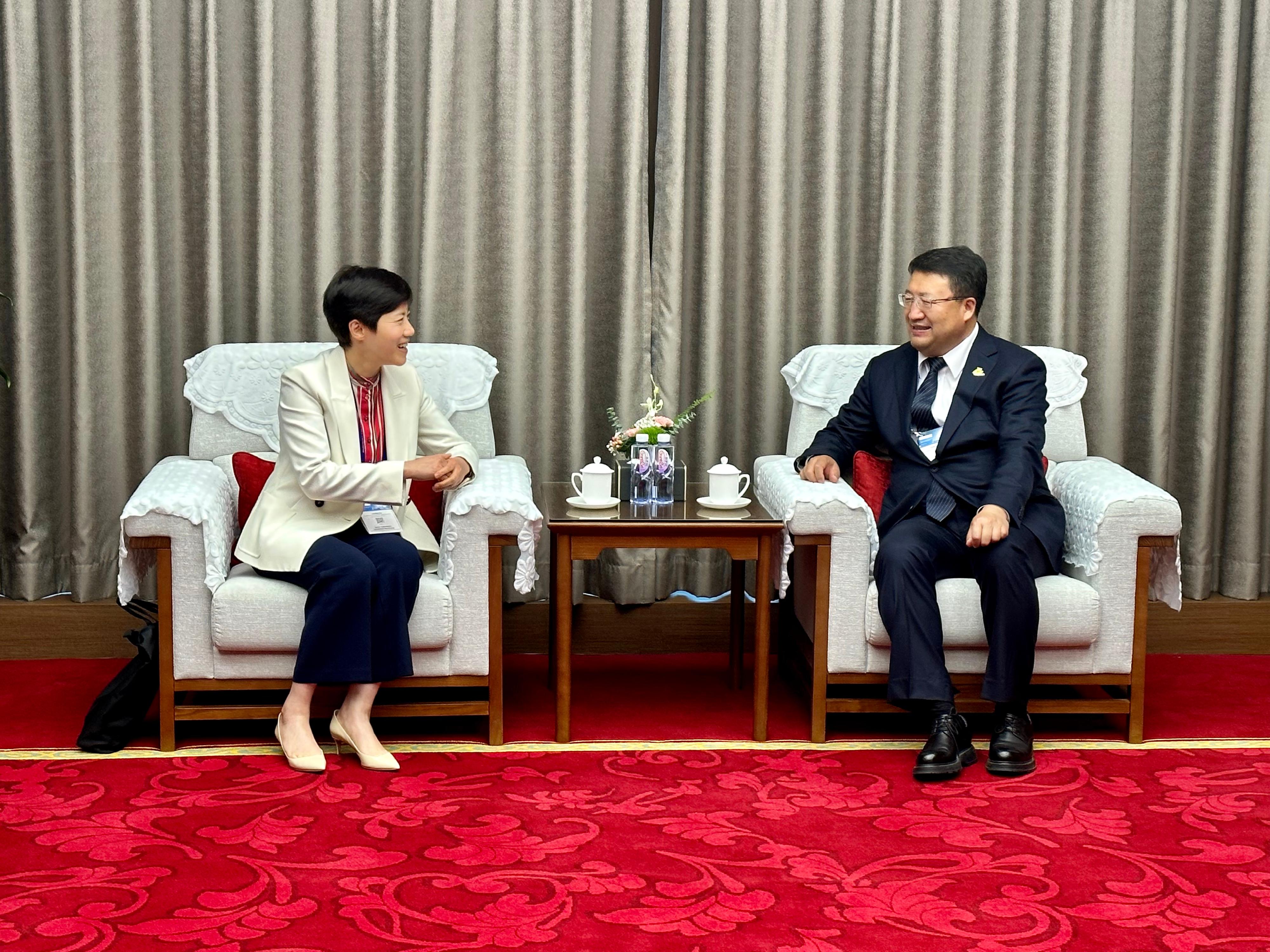 海关关长何佩珊今日（五月八日）率领香港海关代表团出席第六届全球「经认证的经营者」（AEO）大会。图示何佩珊（左）与国家海关总署副署长孙玉宁（右）与其代表团进行双边会议前作礼节性会面。