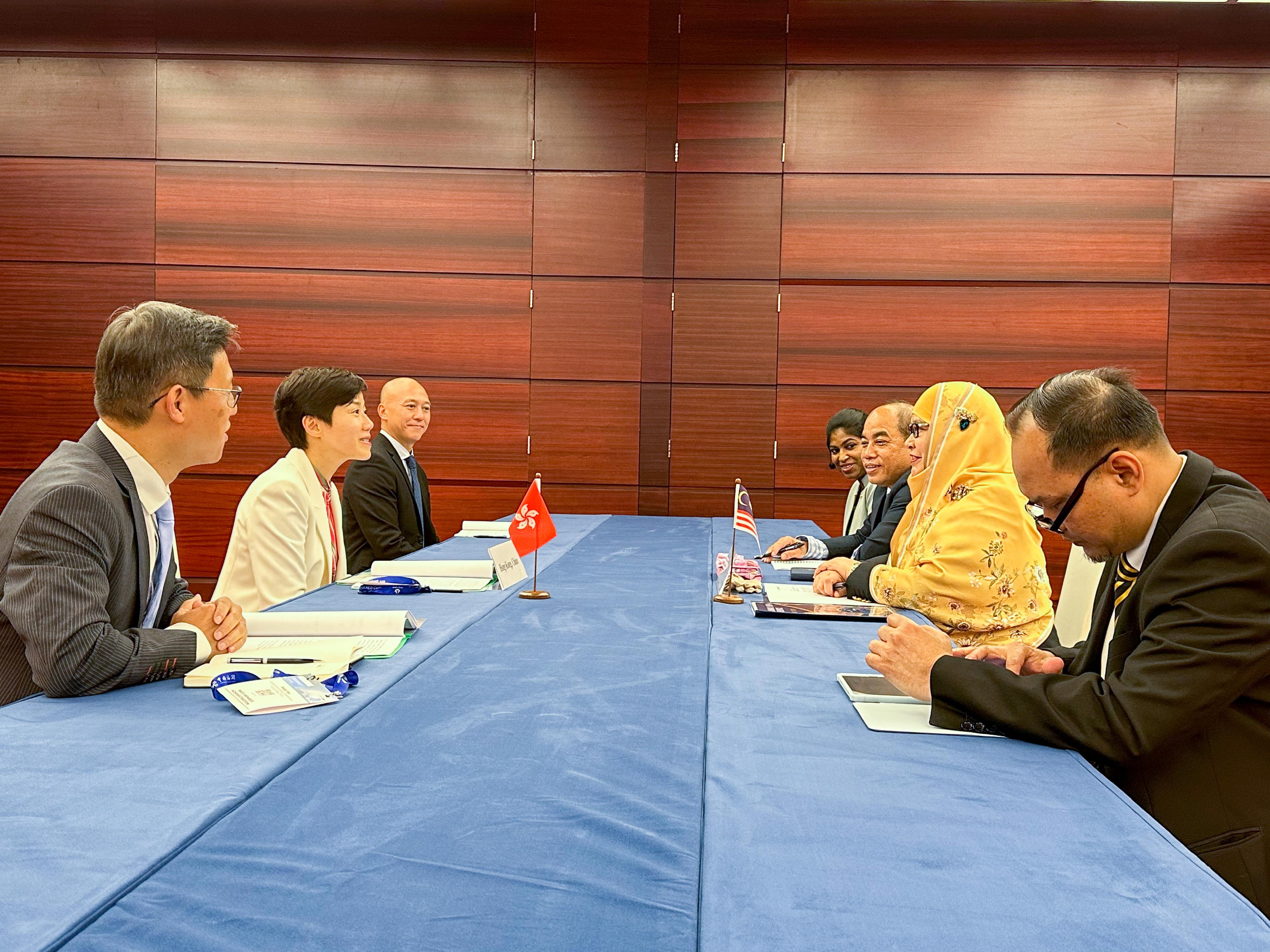 The Commissioner of Customs and Excise, Ms Louise Ho, today (May 8) led a Hong Kong Customs delegation to attend the 6th WCO Global AEO Conference. Photo shows Ms Ho (second left) in a bilateral meeting with the Director General of the Royal Malaysian Customs Department, Ms Dato' Anis Rizana Mohd Zainudin (second right), and her delegation.
