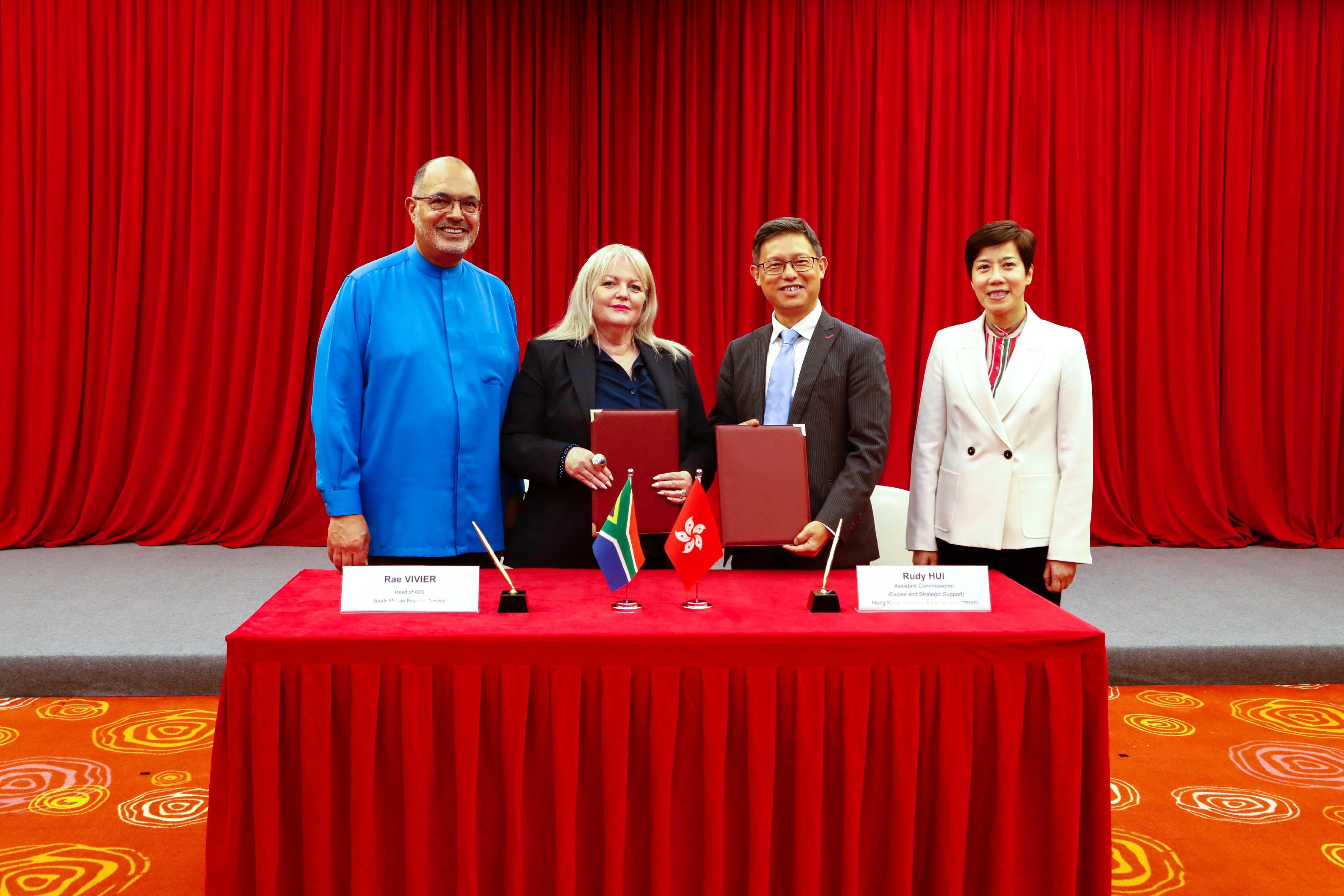 The Commissioner of Customs and Excise, Ms Louise Ho, today (May 8) led a Hong Kong Customs delegation to attend the 6th WCO Global AEO Conference. Photo shows the Assistant Commissioner (Excise and Strategic Support) of Customs and Excise, Mr Rudy Hui (second right), signing the Action Plan for the AEO Mutual Recognition Arrangement with the Head of the AEO of the South African Revenue Service (SARS), Ms Rae Vivier (second left), witnessed by Ms Ho (first right) and the Commissioner of the SARS and the Council Chairperson of the World Customs Organization, Mr Edward Kieswetter (first left).