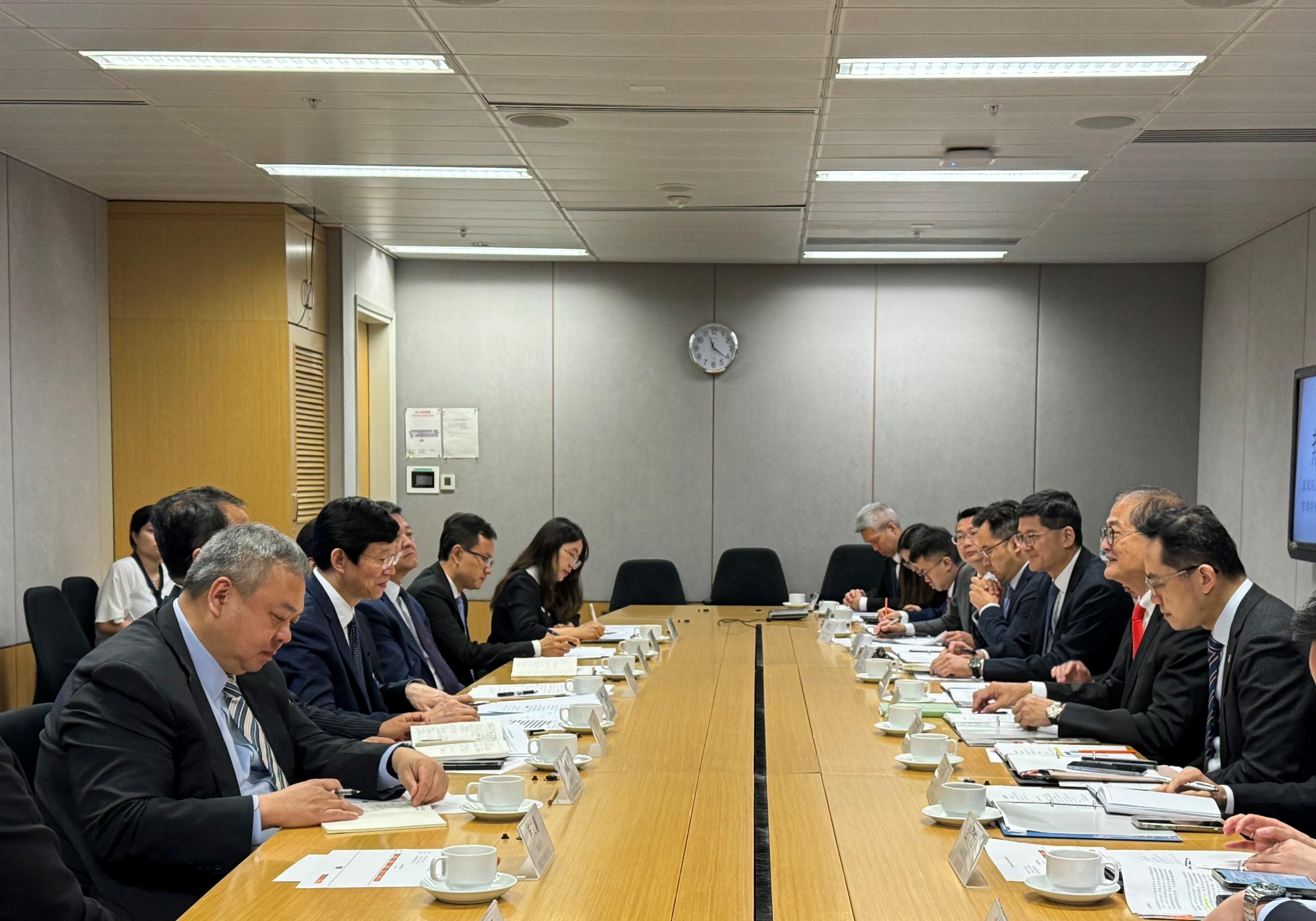 The Secretary for Health, Professor Lo Chung-mau (second right), meets with a delegation led by the Commissioner of the National Medical Products Administration, Mr Li Li (third left), today (May 8), with the Director of Health, Dr Ronald Lam (first right), and the Chief Executive of the Hospital Authority, Dr Tony Ko (third right), in attendance.