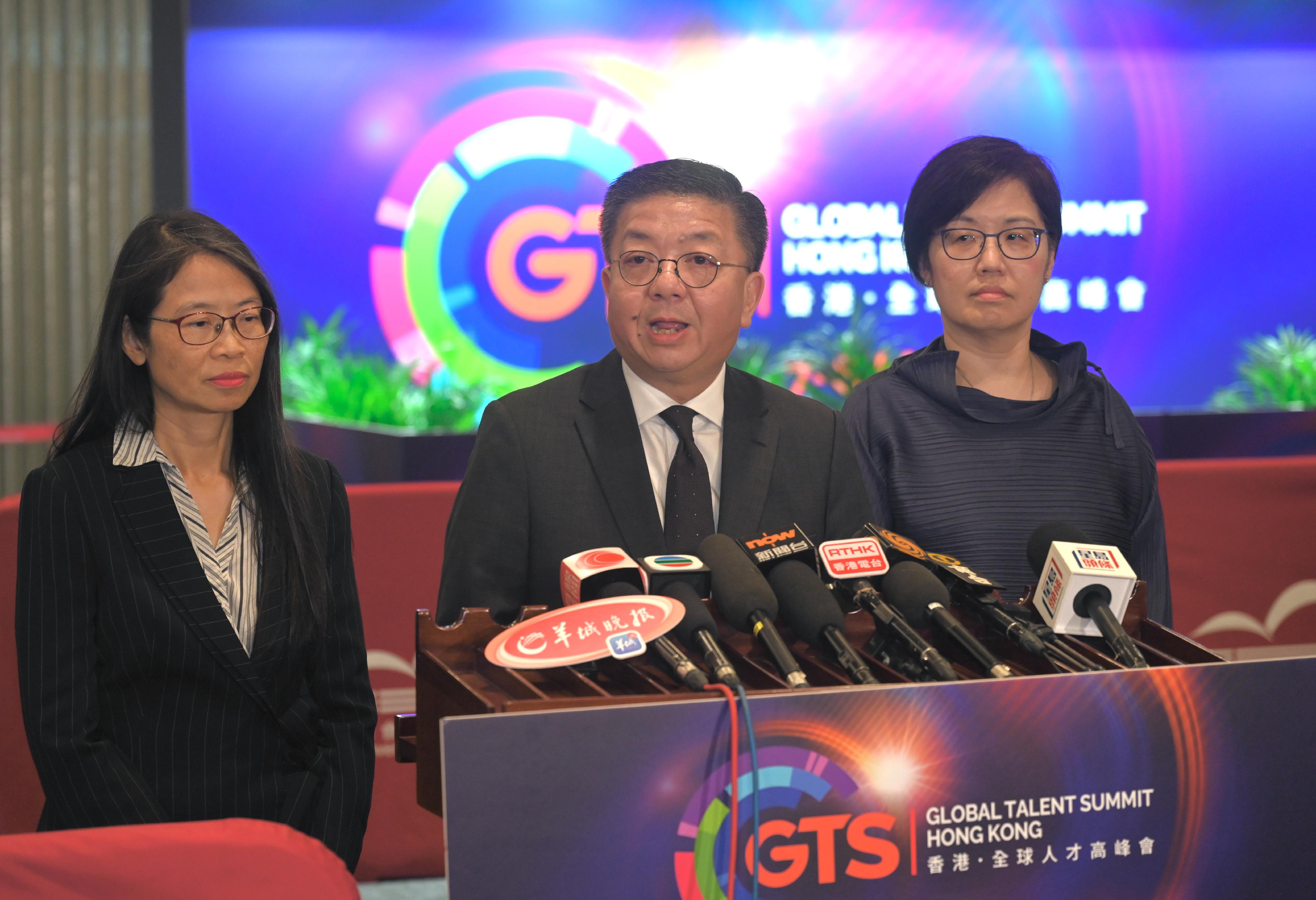 香港人才服務辦公室總監劉鎮漢（中）會見傳媒，總結一連兩日「香港．全球人才高峰會」的成果。