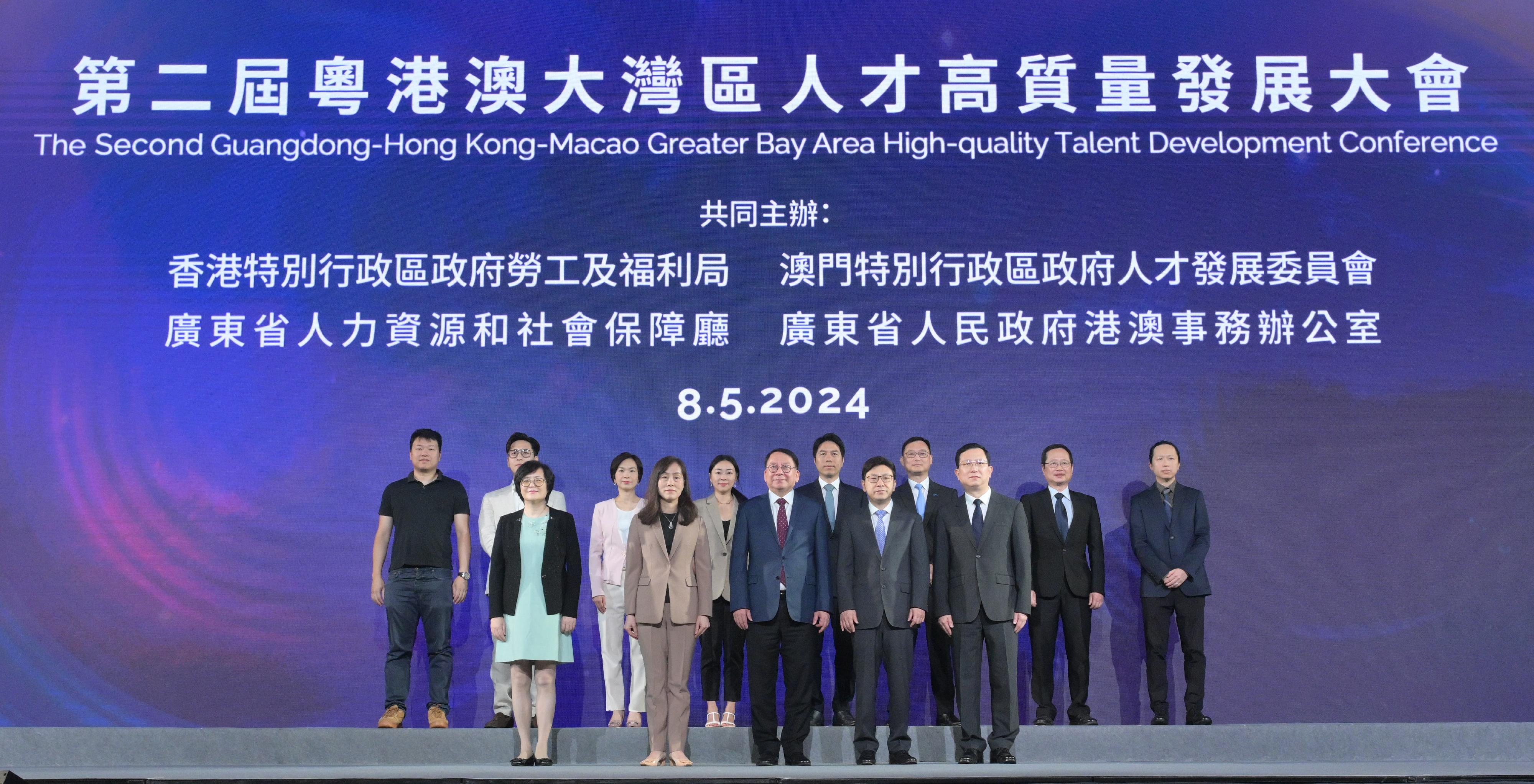 The Chief Secretary for Administration, Mr Chan Kwok-ki, today (May 8) attended the Second Guangdong-Hong Kong-Macao Greater Bay Area High-quality Talent Development Conference. Photo shows (front row, from left) the Director-General of the Hong Kong and Macao Affairs Office of the People's Government of Guangdong Province, Ms Chen Liwen; the Secretary for Social Affairs and Culture of the Macao Special Administrative Region, Ms Ao Ieong U; Mr Chan; the Secretary for Labour and Welfare, Mr Chris Sun; and the Director-General of the Human Resources and Social Security Department of Guangdong Province, Mr Du Minqi, with speakers of various sessions.