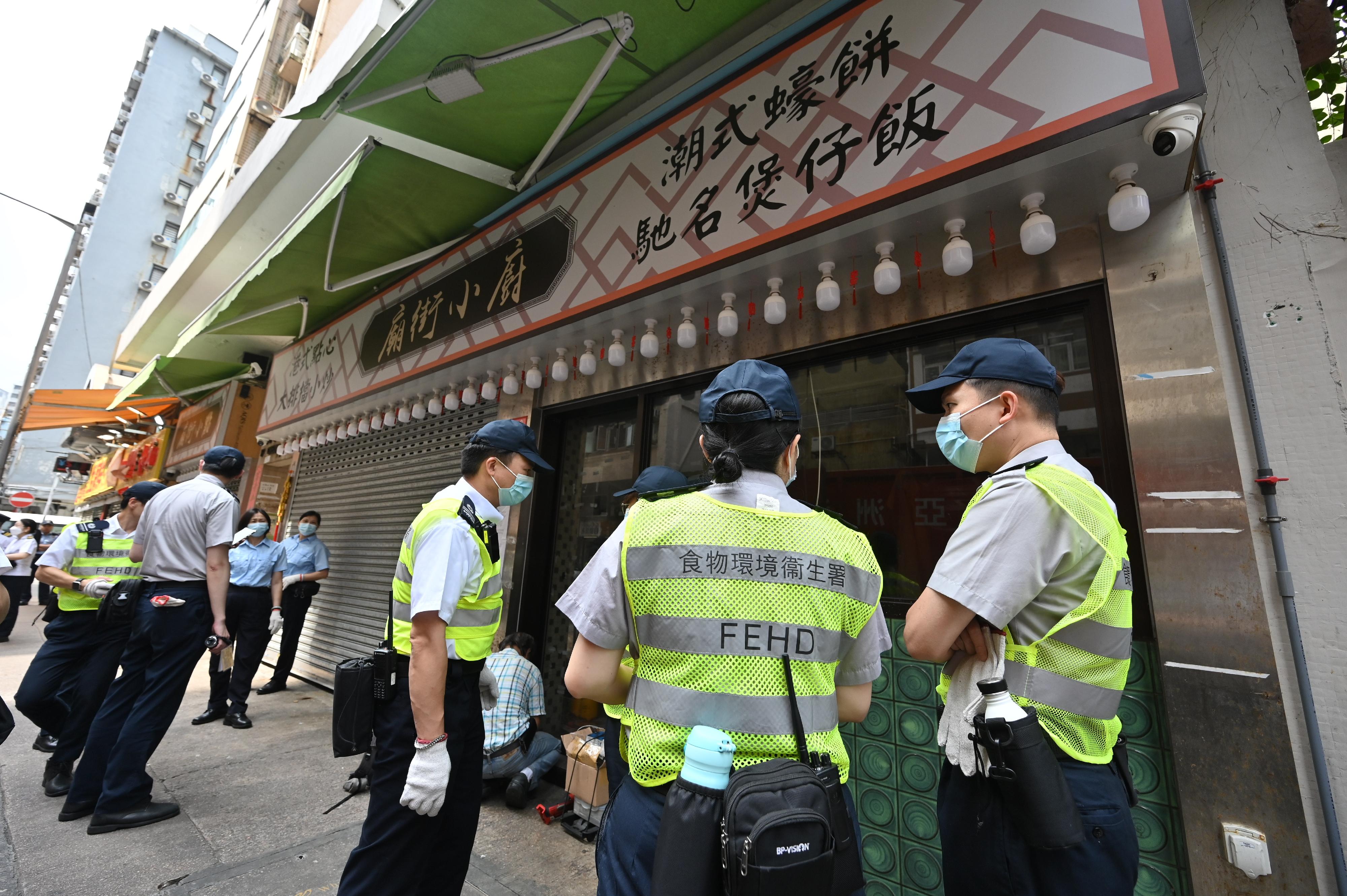 The Food and Environmental Hygiene Department (FEHD), together with relevant departments, enforced closure orders today (May 8) against two food premises in Yau Ma Tei that have been persistently operating without a licence and causing serious street obstruction. Staff of the FEHD and relevant departments entered the premises concerned this morning. They removed six gas cylinders that may pose a fire hazard and disposed of perishable food items from the premises, disconnected gas and water supplies and proceeded to lock and seal all entrances and exits.