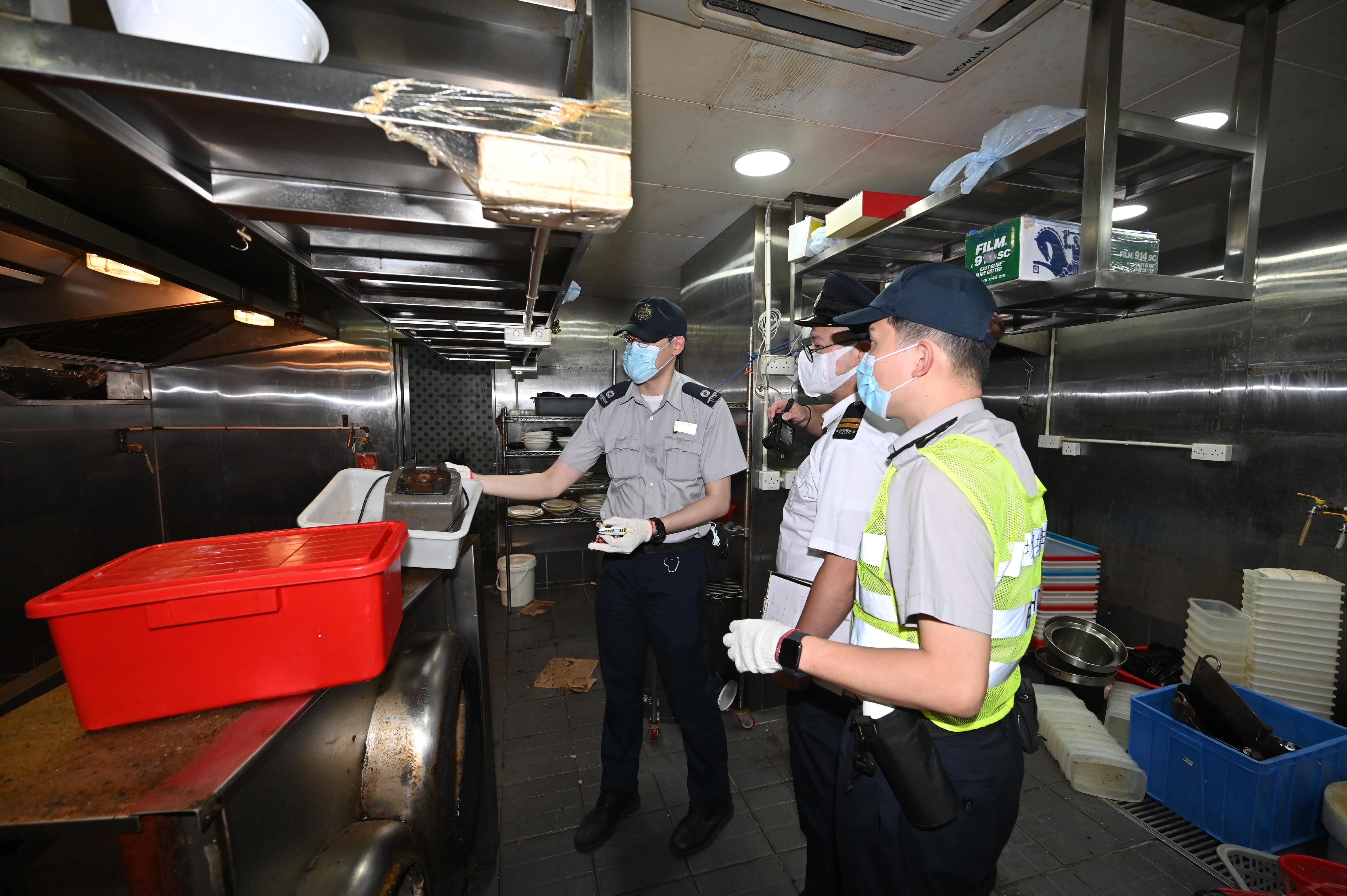 The Food and Environmental Hygiene Department (FEHD), together with relevant departments, enforced closure orders today (May 8) against two food premises in Yau Ma Tei that have been persistently operating without a licence and causing serious street obstruction. Staff of the FEHD and relevant departments entered the premises concerned this morning. They removed six gas cylinders that may pose a fire hazard and disposed of perishable food items from the premises, disconnected gas and water supplies and proceeded to lock and seal all entrances and exits.