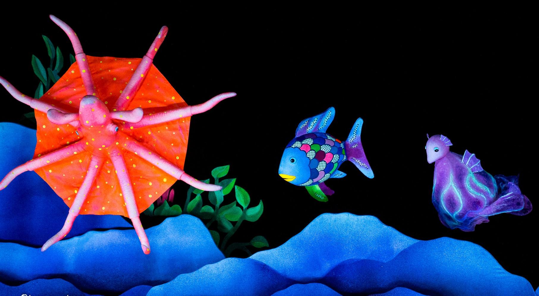 由康樂及文化事務署主辦的暑期藝術節「國際綜藝合家歡」將於七月五日至八月十一日舉行，邀請了多個海外、內地及本地藝團呈獻一系列趣味盎然、富有教育意義的節目。加拿大美人魚劇團改編馬克斯．菲斯特的暢銷同名繪本系列，帶來黑光布偶劇《彩虹魚的海底大冒險》。