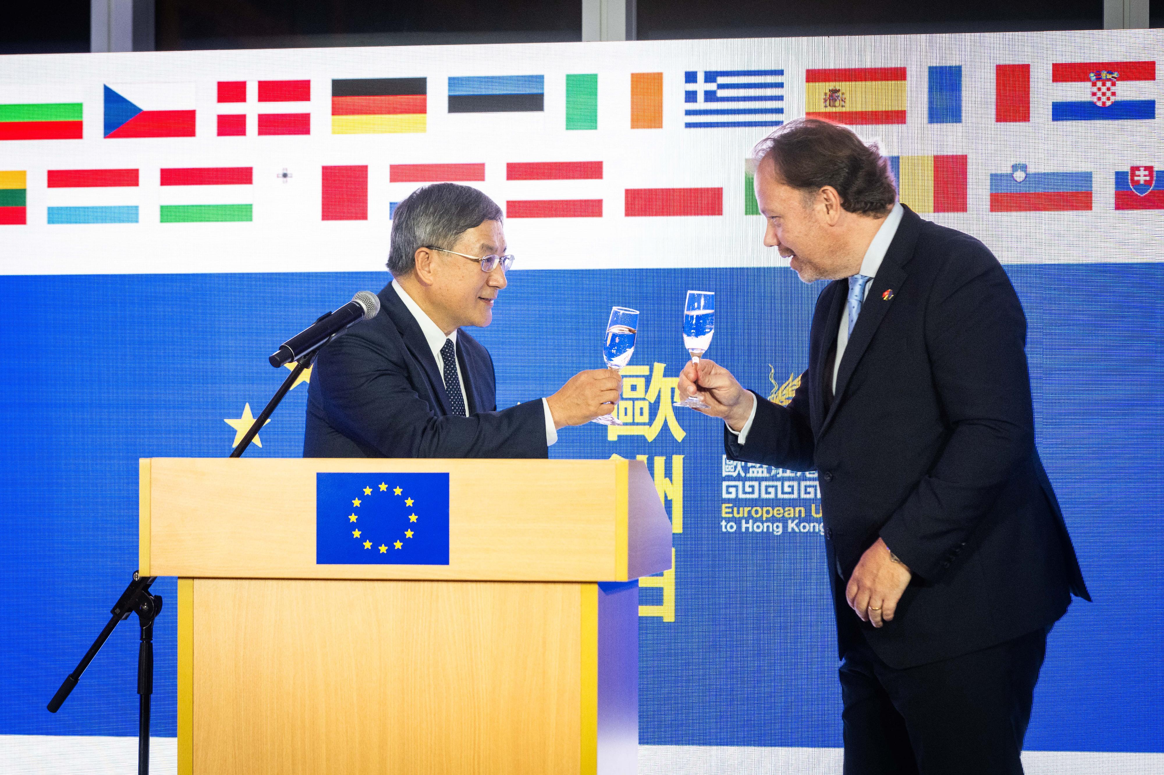 The Deputy Chief Secretary for Administration, Mr Cheuk Wing-hing (left), and the Head of the European Union Office to Hong Kong and Macao, Mr Thomas Gnocchi (right), propose a toast at the Europe Day Reception this evening (May 9).