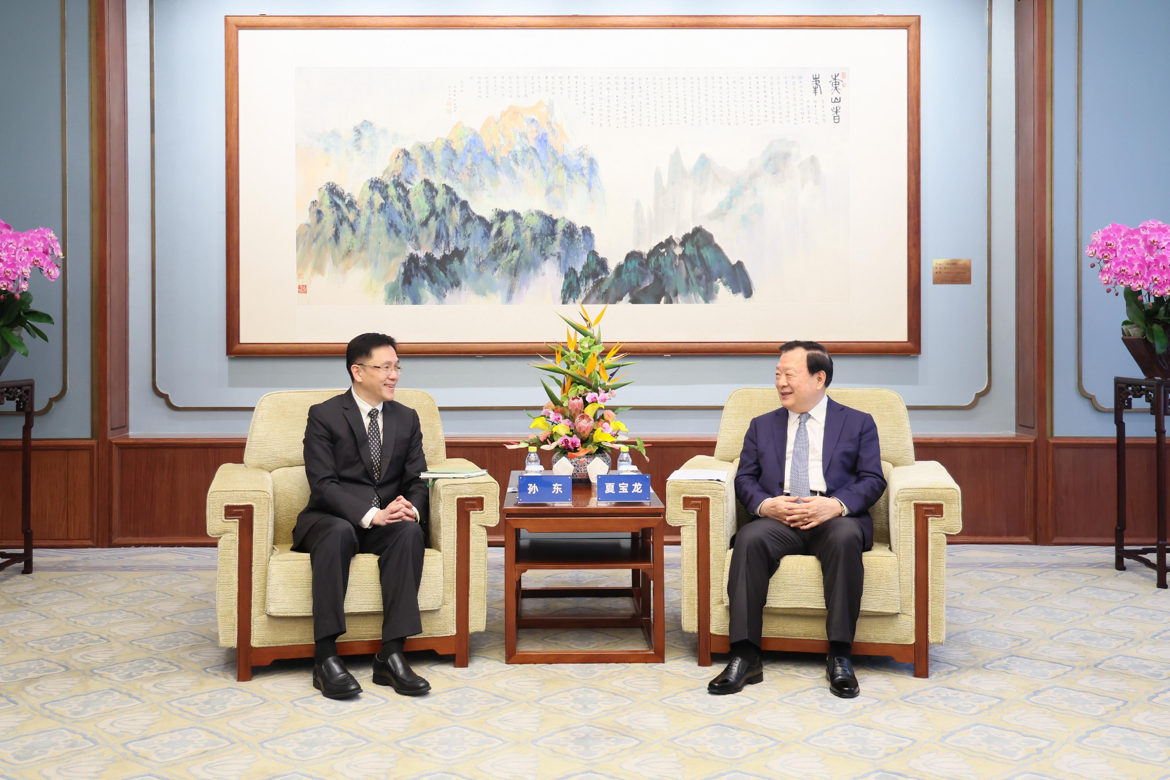 The Secretary for Innovation, Technology and Industry, Professor Sun Dong (left), visited the Hong Kong and Macao Affairs Office (HKMAO) of the State Council in Beijing today (May 9) and called on the Director of the HKMAO of the State Council, Mr Xia Baolong (right).
