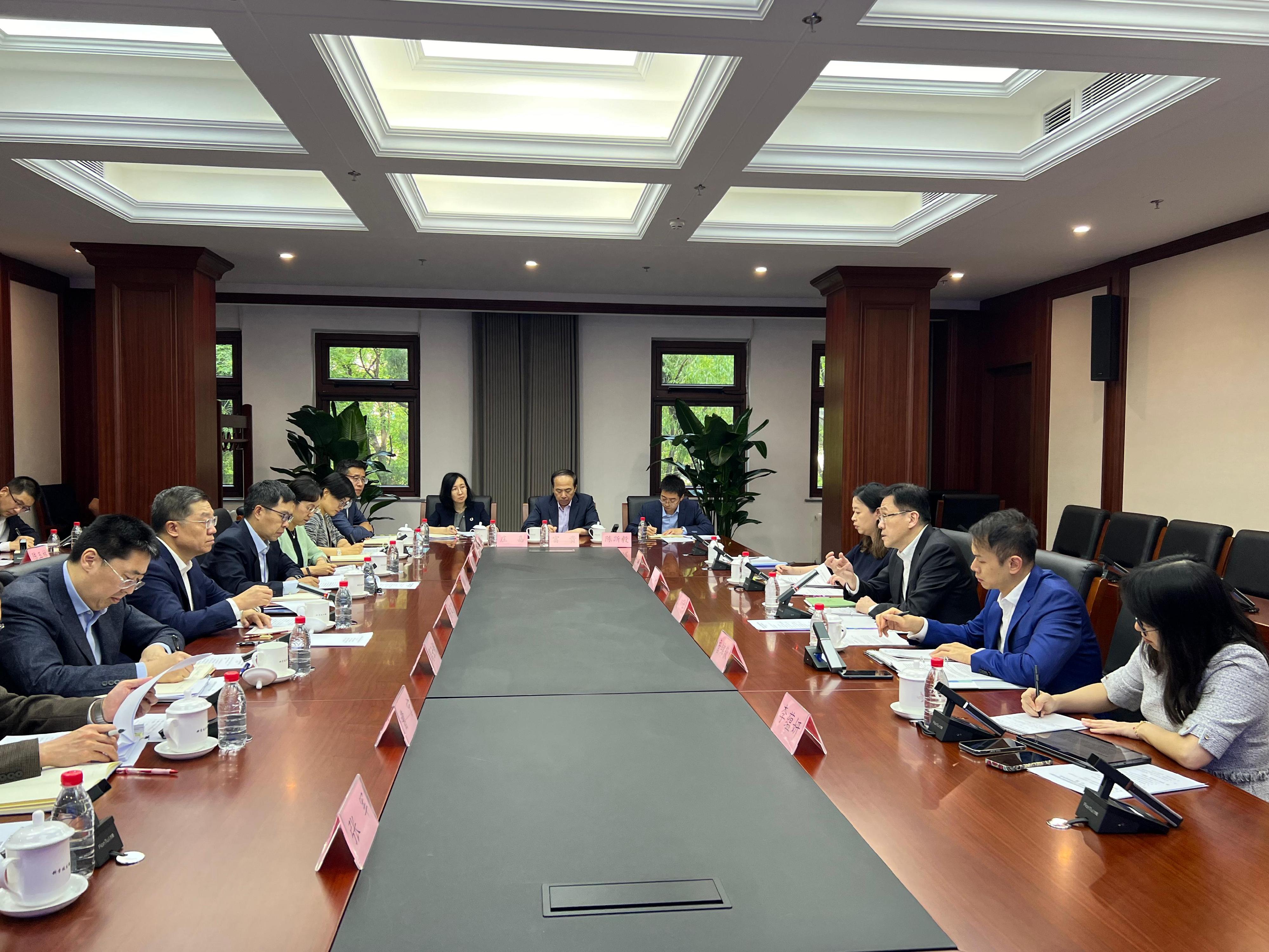 The Secretary for Innovation, Technology and Industry, Professor Sun Dong (third right), visited the Ministry of Science and Technology in Beijing today (May 9) and had a work meeting with Vice Minister of Science and Technology Mr Chen Jiachang (second left) and relevant responsible officials.