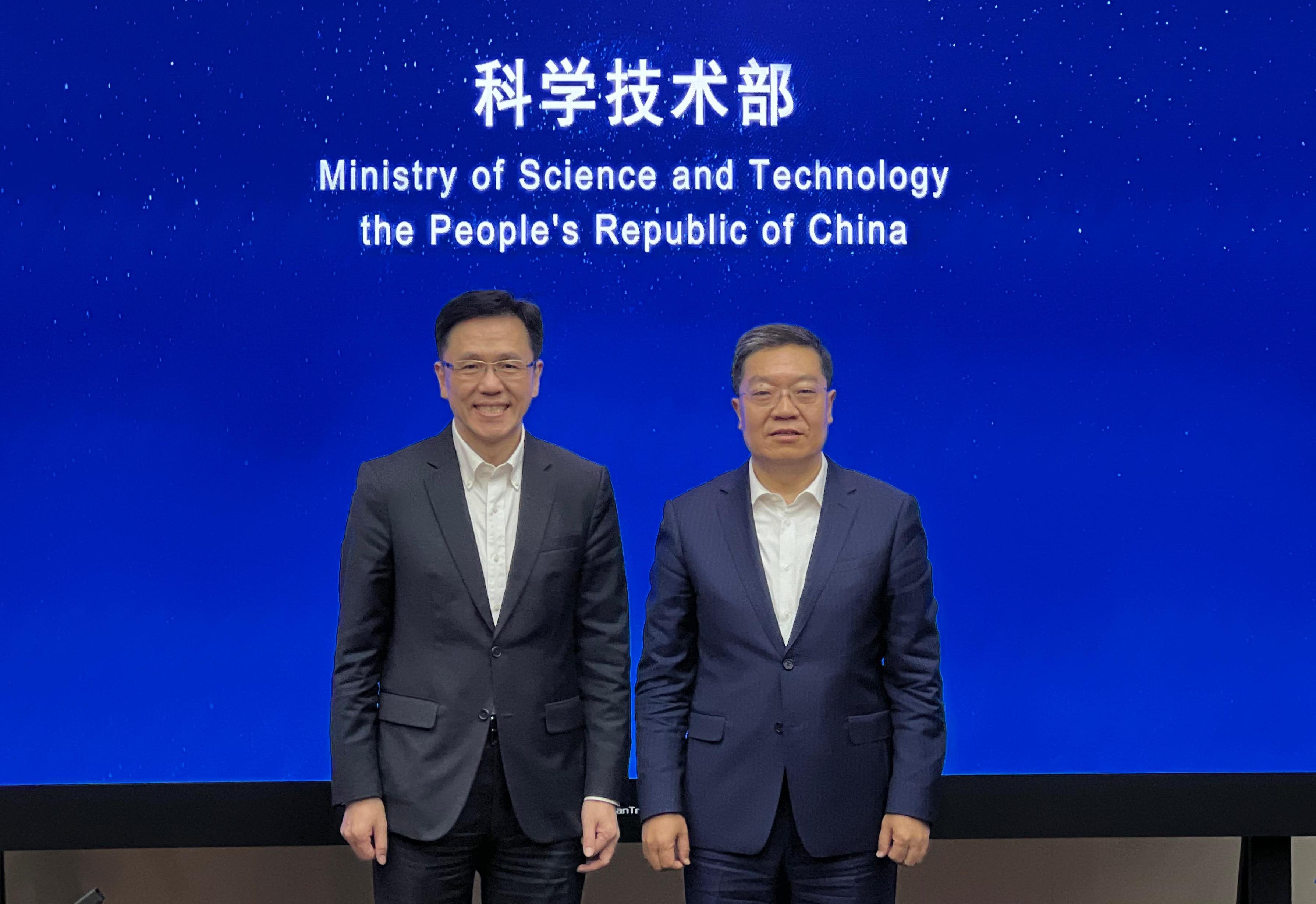 The Secretary for Innovation, Technology and Industry, Professor Sun Dong (left), visited the Ministry of Science and Technology in Beijing today (May 9) and met with Vice Minister of Science and Technology Mr Chen Jiachang (right).