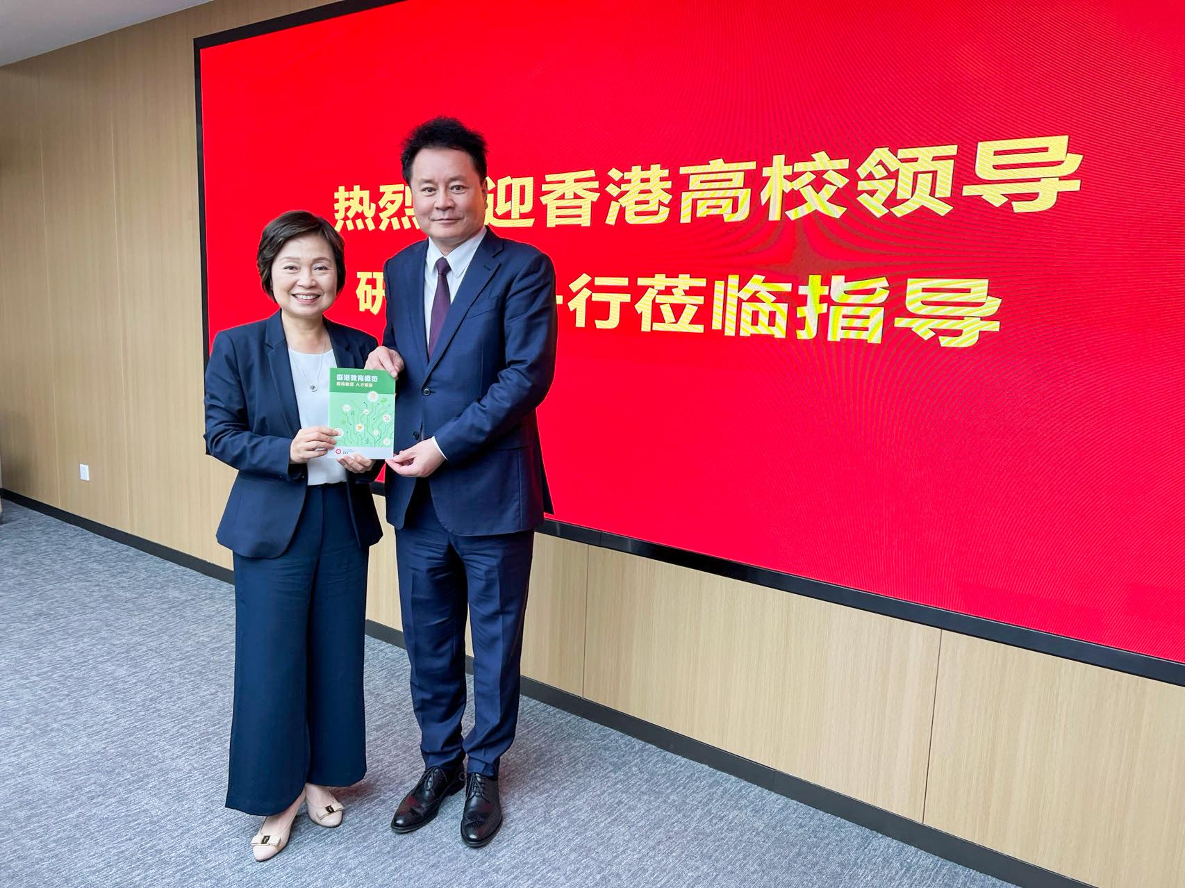 The Secretary for Education, Dr Choi Yuk-lin, is leading a delegation of Hong Kong higher education institutions to visit Beijing for two consecutive days (May 8 and 9). They toured the Changping Laboratory yesterday (May 8). Photo shows Dr Choi (left) and the Director of the Changping Laboratory and academician of the Chinese Academy of Sciences, Professor Sunney Xie (right).