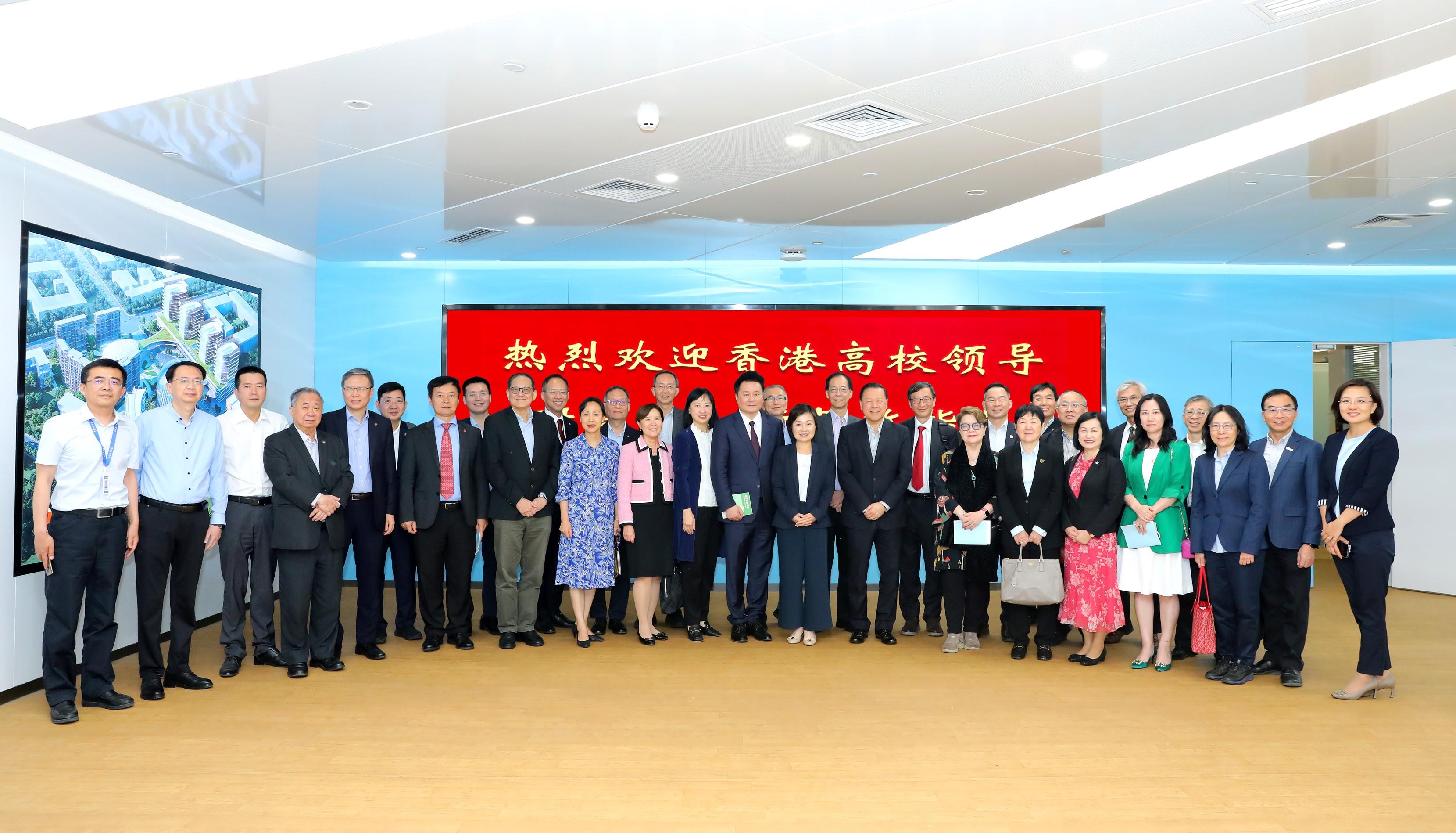 The Secretary for Education, Dr Choi Yuk-lin, is leading a delegation of Hong Kong higher education institutions to visit Beijing for two consecutive days (May 8 and 9). They toured the Changping Laboratory yesterday (May 8). Photo shows Dr Choi (front row, seventh right), the Permanent Secretary for Education, Ms Michelle Li (front row, seventh left), and other members of the delegation with the Director of the Changping Laboratory and academician of the Chinese Academy of Sciences, Professor Sunney Xie (front row, centre).