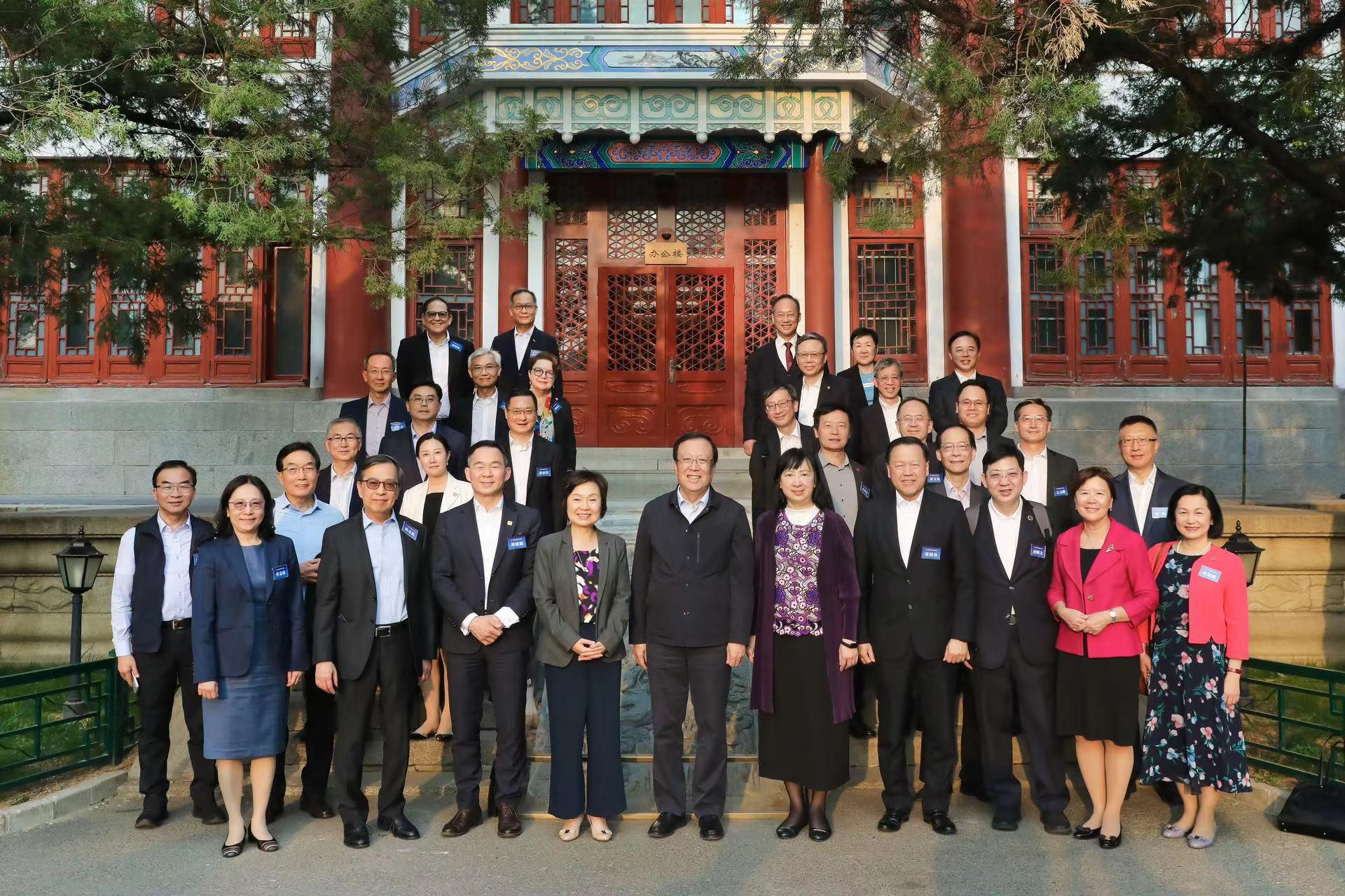 The Secretary for Education, Dr Choi Yuk-lin, is leading a delegation of Hong Kong higher education institutions to visit Beijing for two consecutive days (May 8 and 9). They visited Peking University today (May 9). Photo shows Dr Choi (front row, fourth left), the Permanent Secretary for Education, Ms Michelle Li (front row, fifth right), and other members of the delegation with the Secretary of the Party Committee of Peking University, Mr Hao Ping (front row, fifth left).
