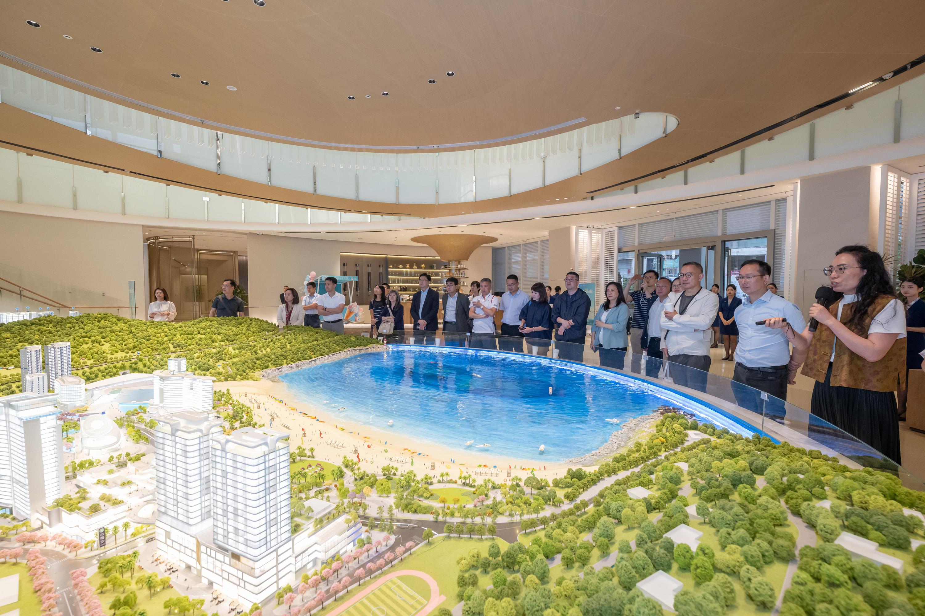 The Legislative Council Subcommittee on Matters Relating to the Development of the Northern Metropolis visits Shenzhen to examine development of eco-tourism today (May 9). Photo shows Members visiting the city hall of Xiaomeisha.
