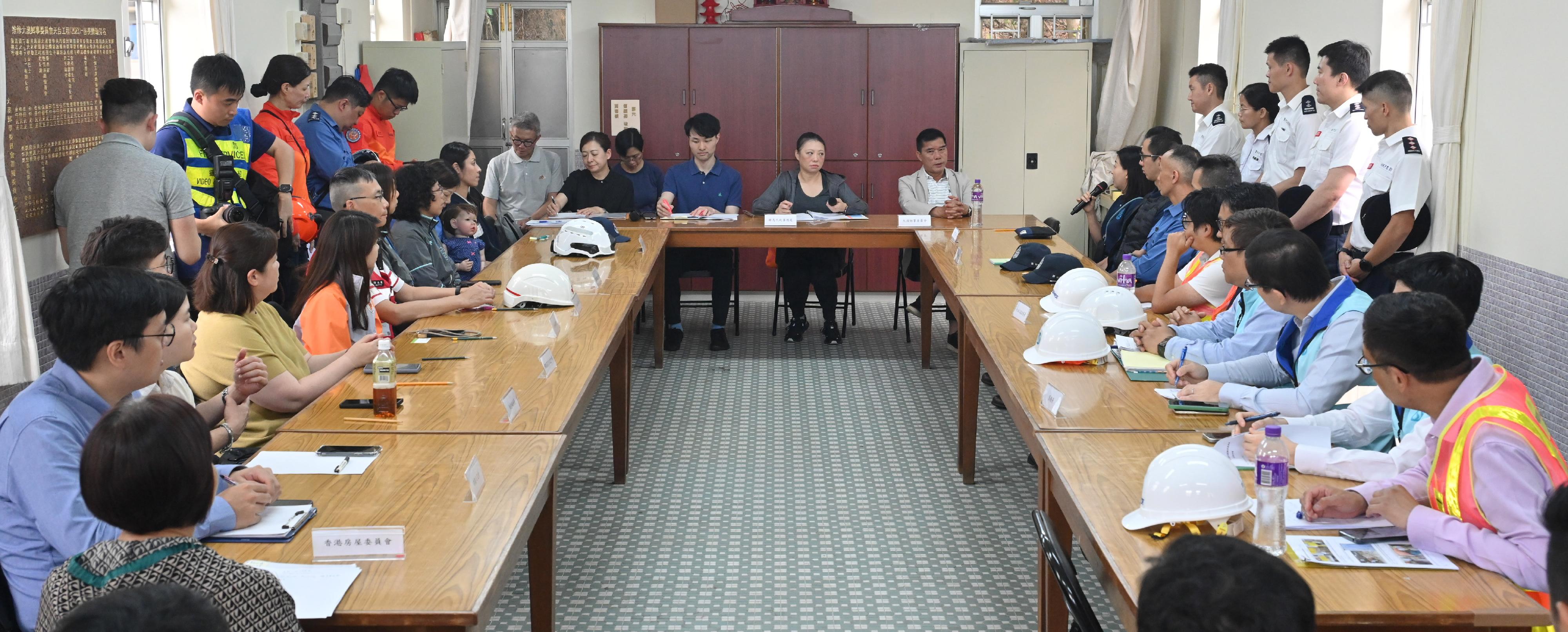 The Islands District Office (IsDO) conducted an inter-departmental rescue and evacuation drill to enhance the IsDO's, relevant government departments', local organisations' and residents' preparedness in the event of flooding in Tai O today (May 10). Photo shows staff members of the IsDO and representatives from participating departments and organisations reviewing the emergency response actions and relevant arrangements after the drill.