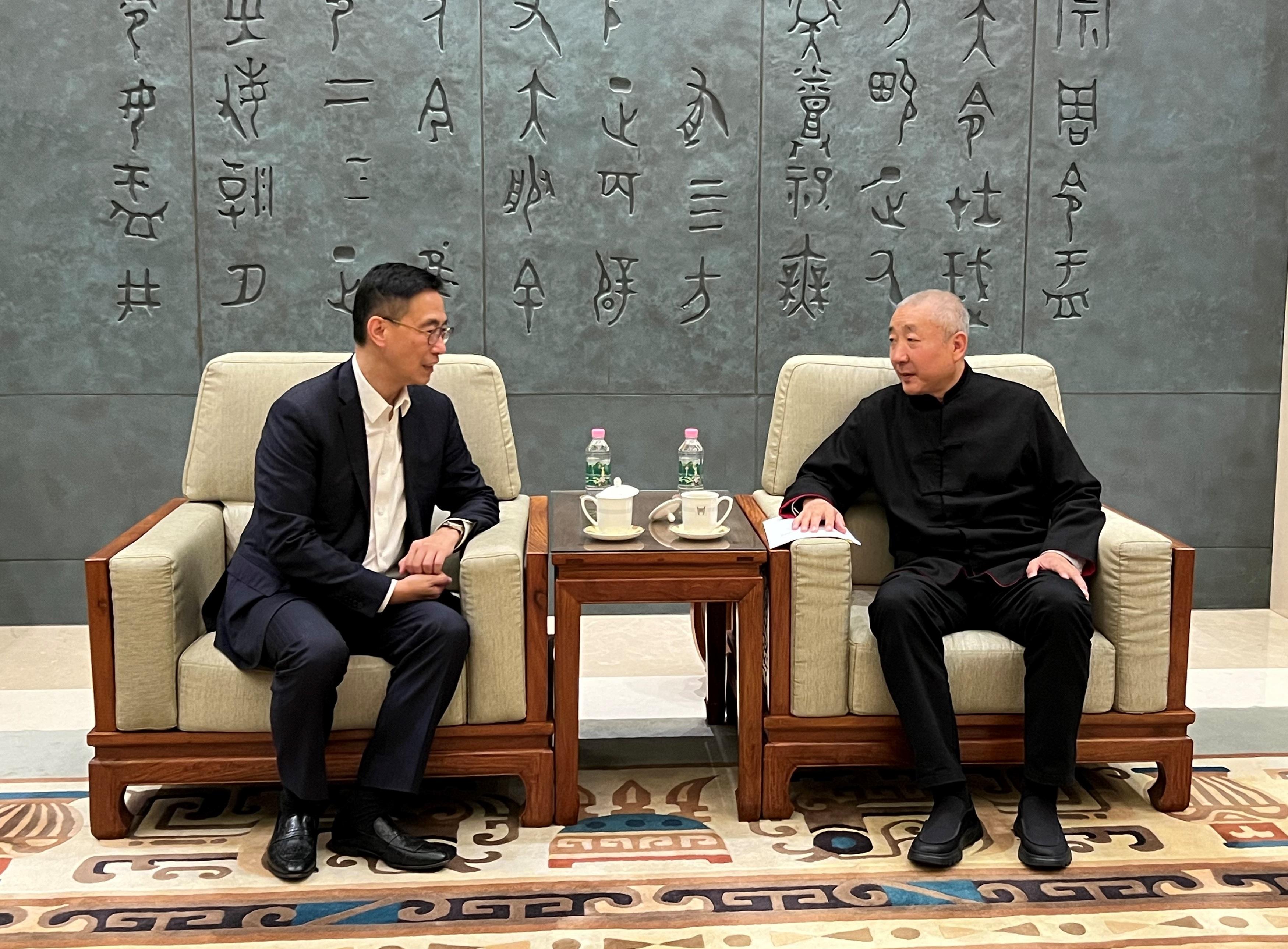 The Secretary for Culture, Sports and Tourism, Mr Kevin Yeung (left), this afternoon (May 10) met with the Director General of the International Exchange and Cooperation Bureau of the Ministry of Culture and Tourism and Director of the National Museum of China, Mr Gao Zheng (right), to exchange views.