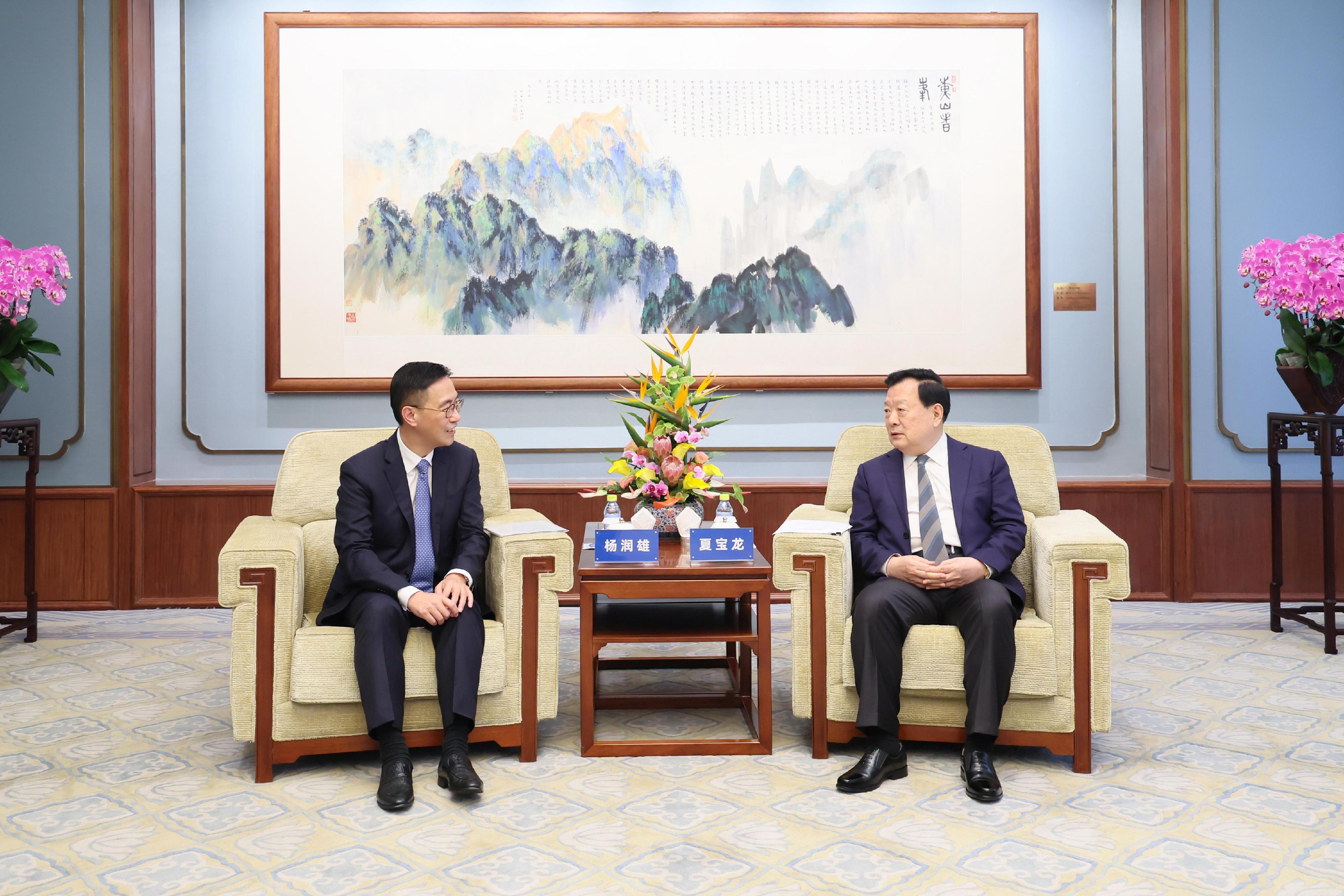 文化體育及旅遊局（文體旅局）局長楊潤雄（左）到訪北京，昨日（五月九日）首先拜會訪國務院港澳事務辦公室主任夏寶龍（右），介紹文體旅局的最新工作情況。

