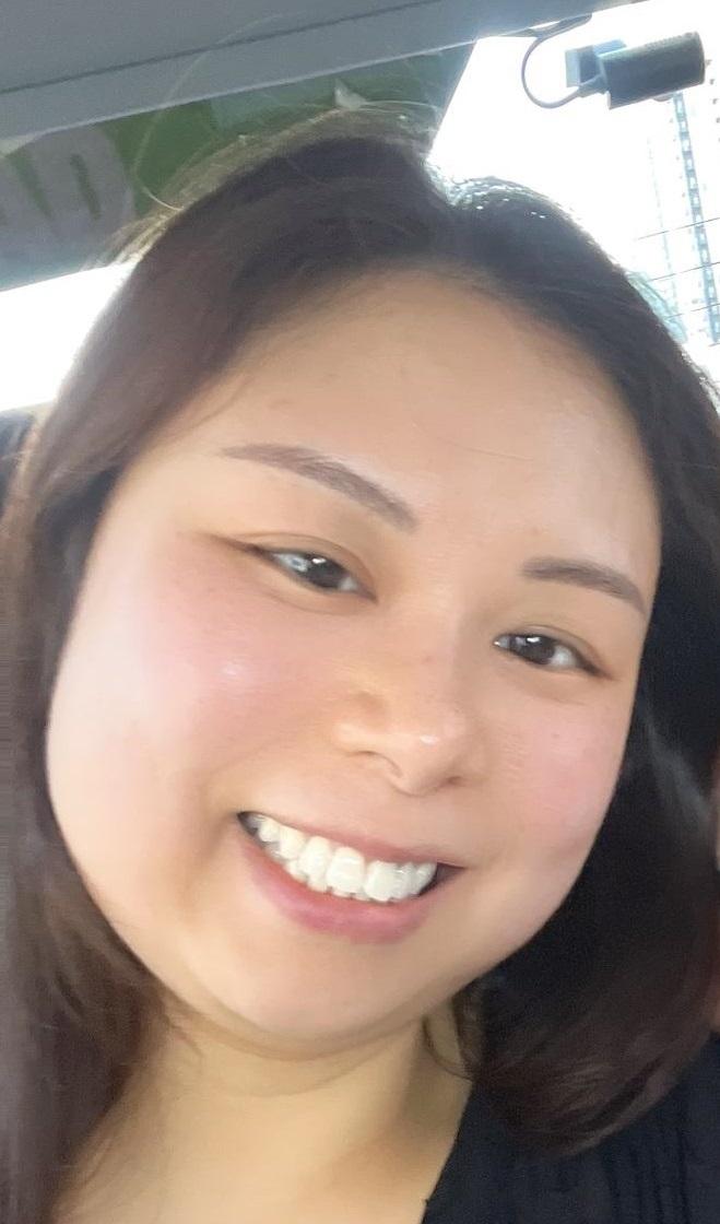 Tse Yau-mei, aged 36, is about 1.7 metres tall, 60 kilograms in weight and of medium build. She has a round face with yellow complexion and long black hair. She was last seen wearing a red short-sleeved shirt, blue trousers, sport shoes and carrying a brown handbag.