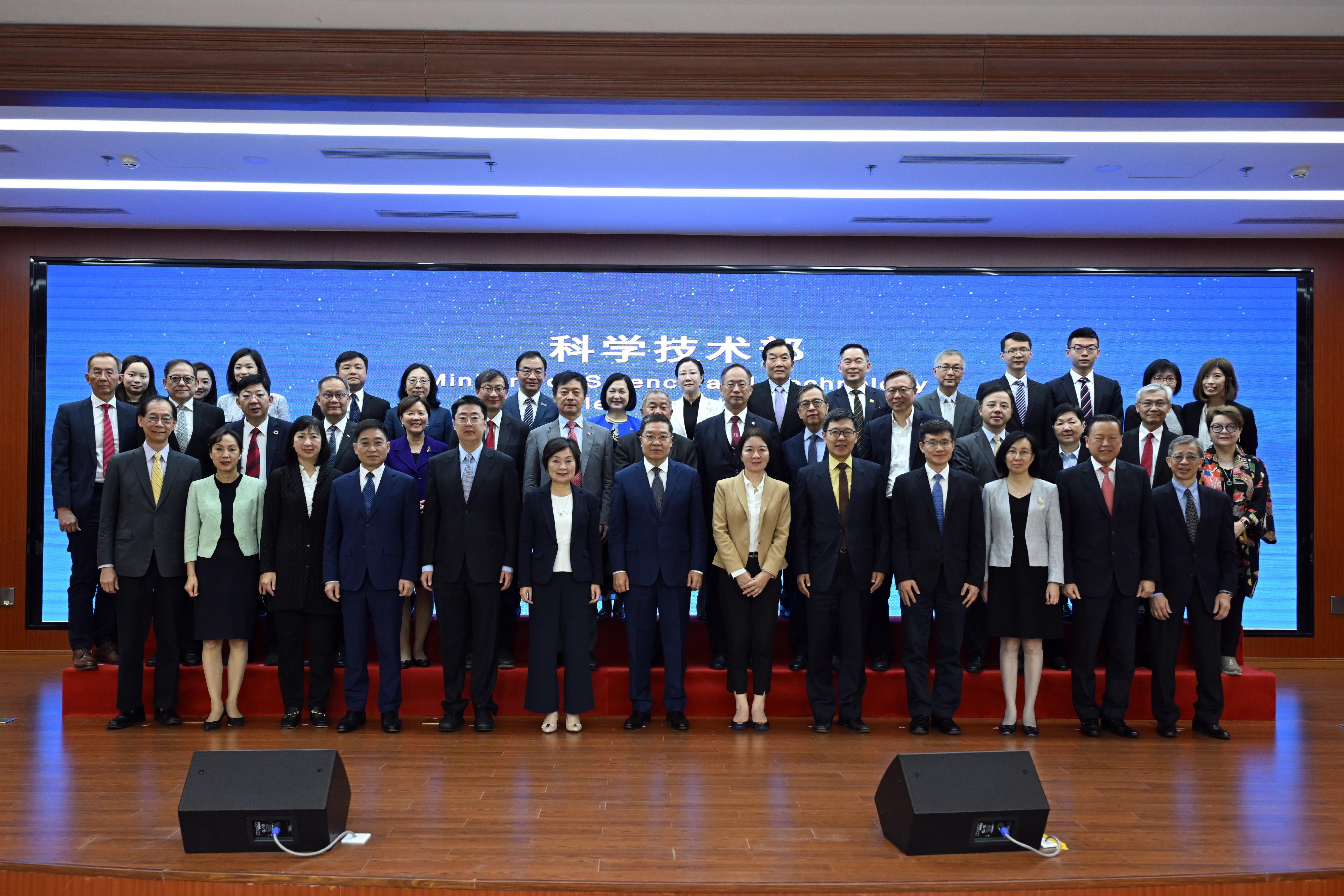 The Secretary for Education, Dr Choi Yuk-lin, today (May 10) continued to lead the delegation of Hong Kong higher education institutions to visit Beijing and called on the Ministry of Science and Technology. Photo shows Dr Choi (front row, sixth left), the Permanent Secretary for Education, Ms Michelle Li (front row, third left), and other members of the delegation with Vice Minister of Science and Technology Mr Chen Jiachang (front row, centre) and Deputy Director of the Liaison Office of the Central People's Government in the Hong Kong Special Administrative Region Ms Lu Xinning (front row, sixth right).