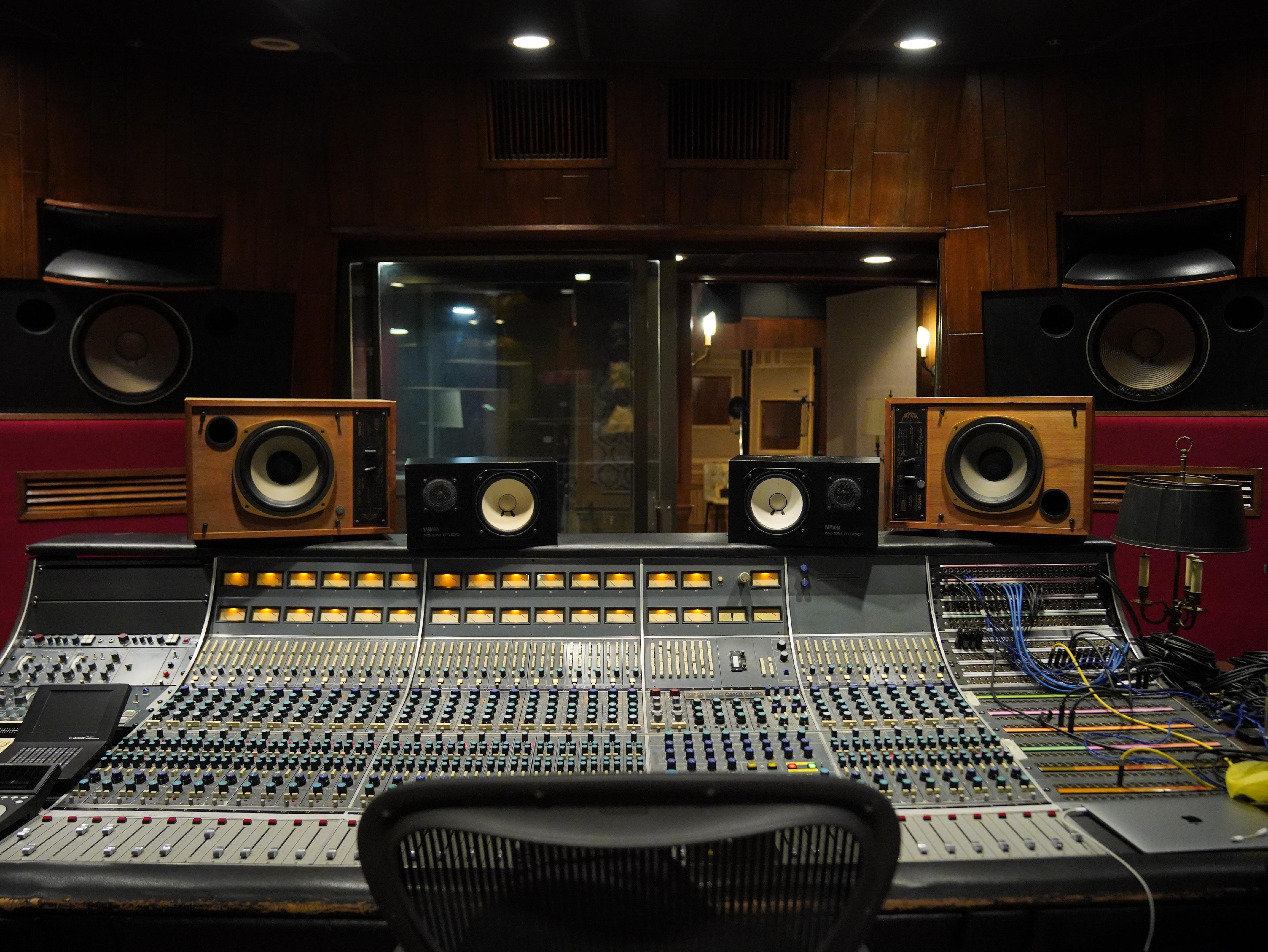 The Hong Kong Pop Culture Festival 2024 is presenting "Fame in a Flash – A Tour of AVON Recording Studios" in June. Each participant can record a one-minute segment of a song with top-tier equipment and take away a personalised audio record as memento.