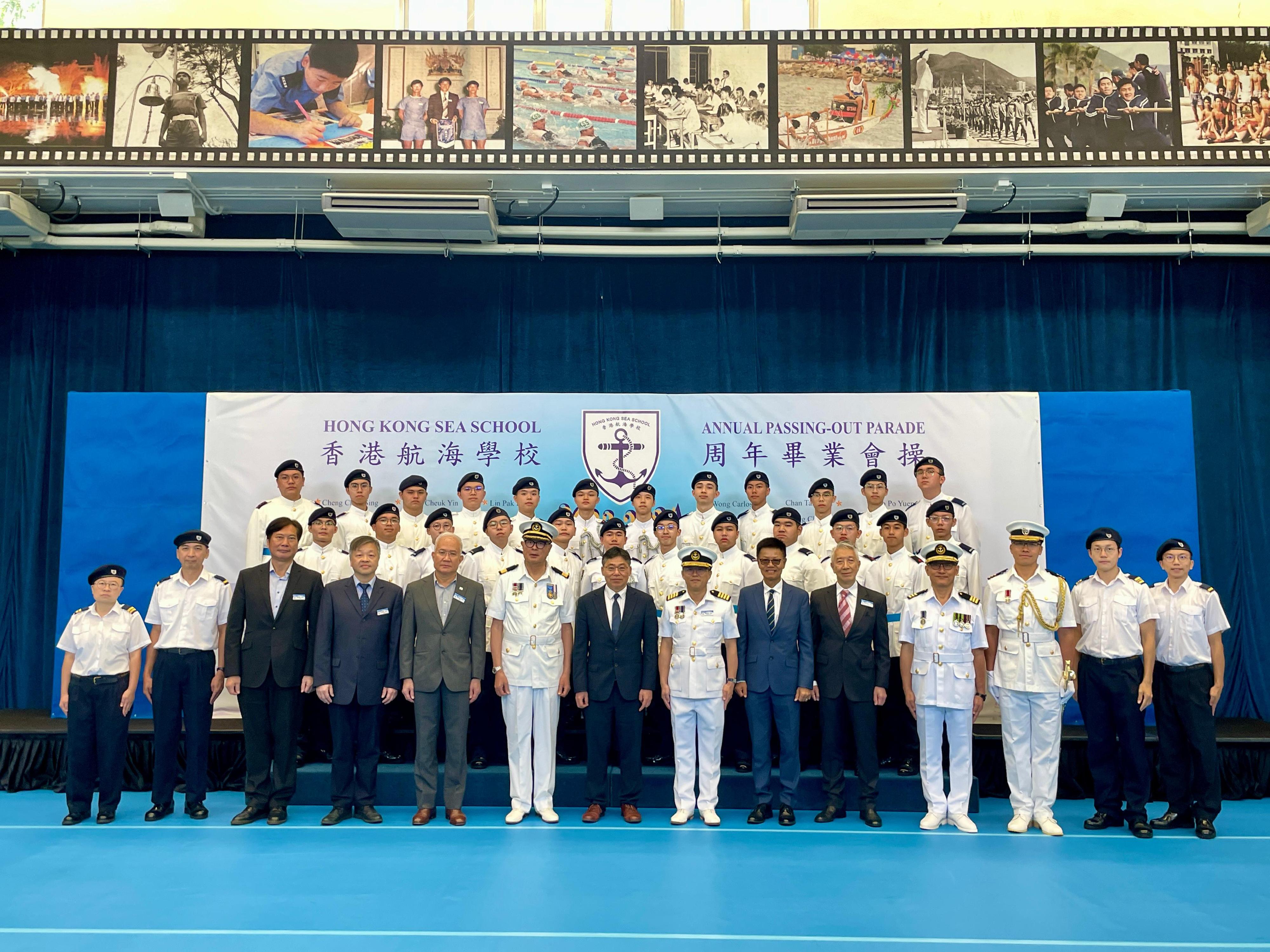 運輸及物流局局長林世雄（前排左七）今日（五月十日）出席香港航海學校的畢業會操，並與畢業學員及其他主禮嘉賓合照。
