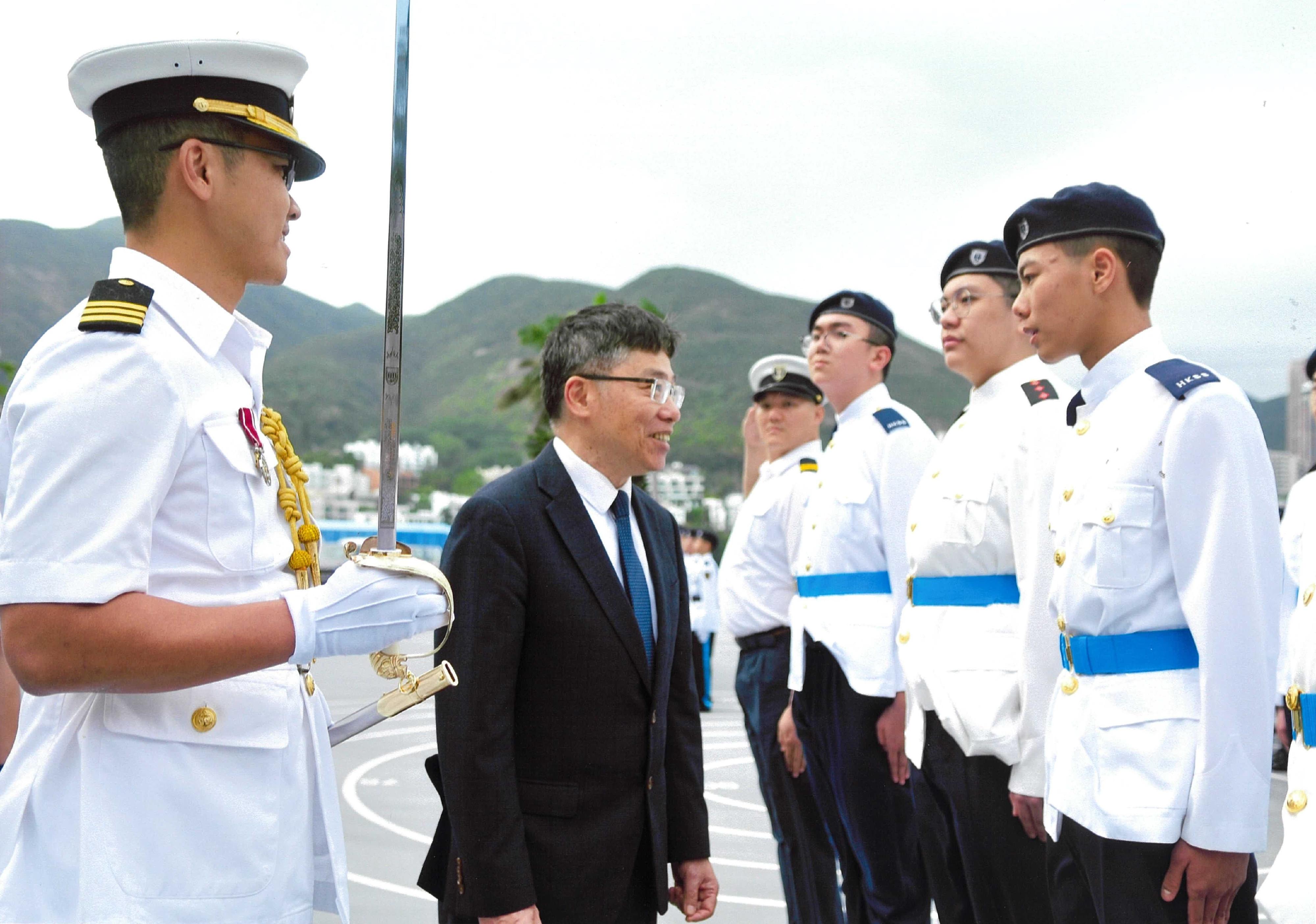 運輸及物流局局長林世雄（左二）今日（五月十日）出席香港航海學校的畢業會操，並檢閱會操隊伍。