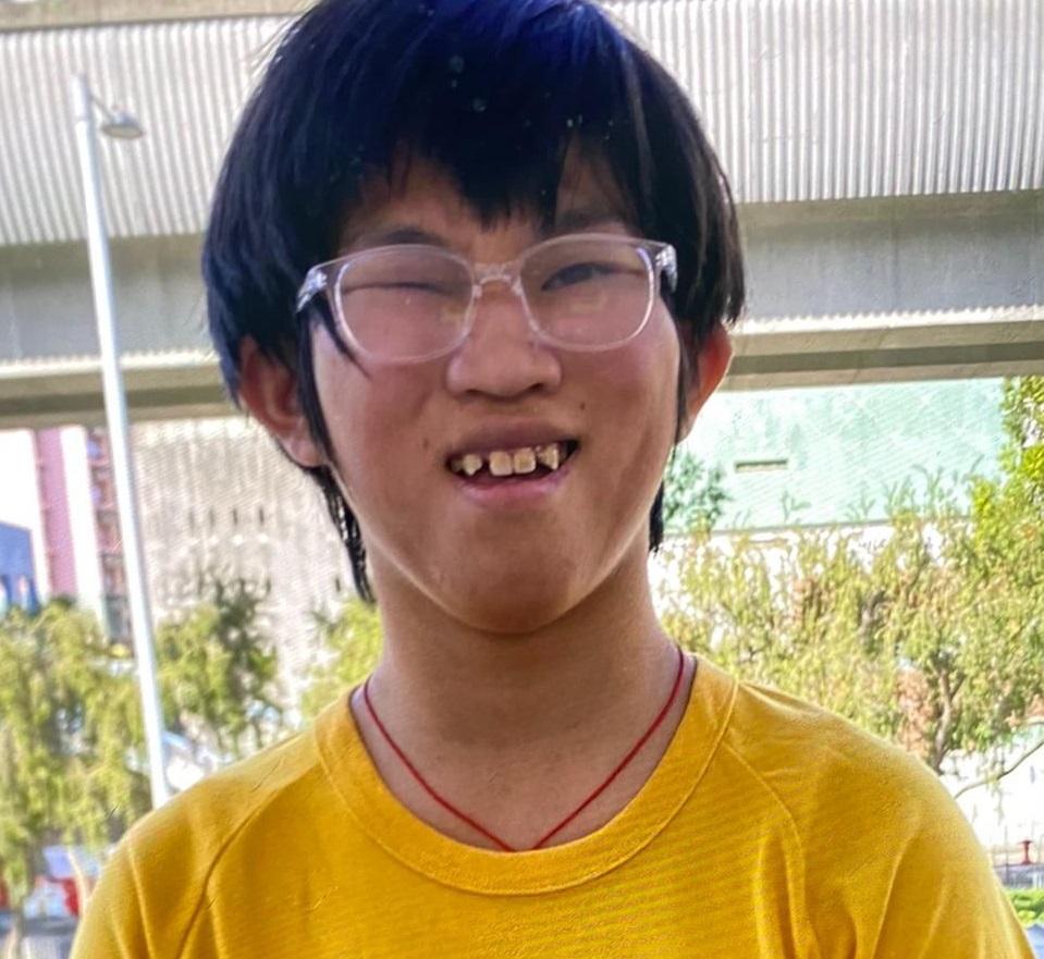 Liang Tsuen-miu, aged 14, is about 1.58 metres tall, 58 kilograms in weight and of medium build. She has a long face with yellow complexion and short black hair. She was last seen wearing a yellow short-sleeved T-shirt, dark blue trousers, sports shoes and carrying a black rucksack.