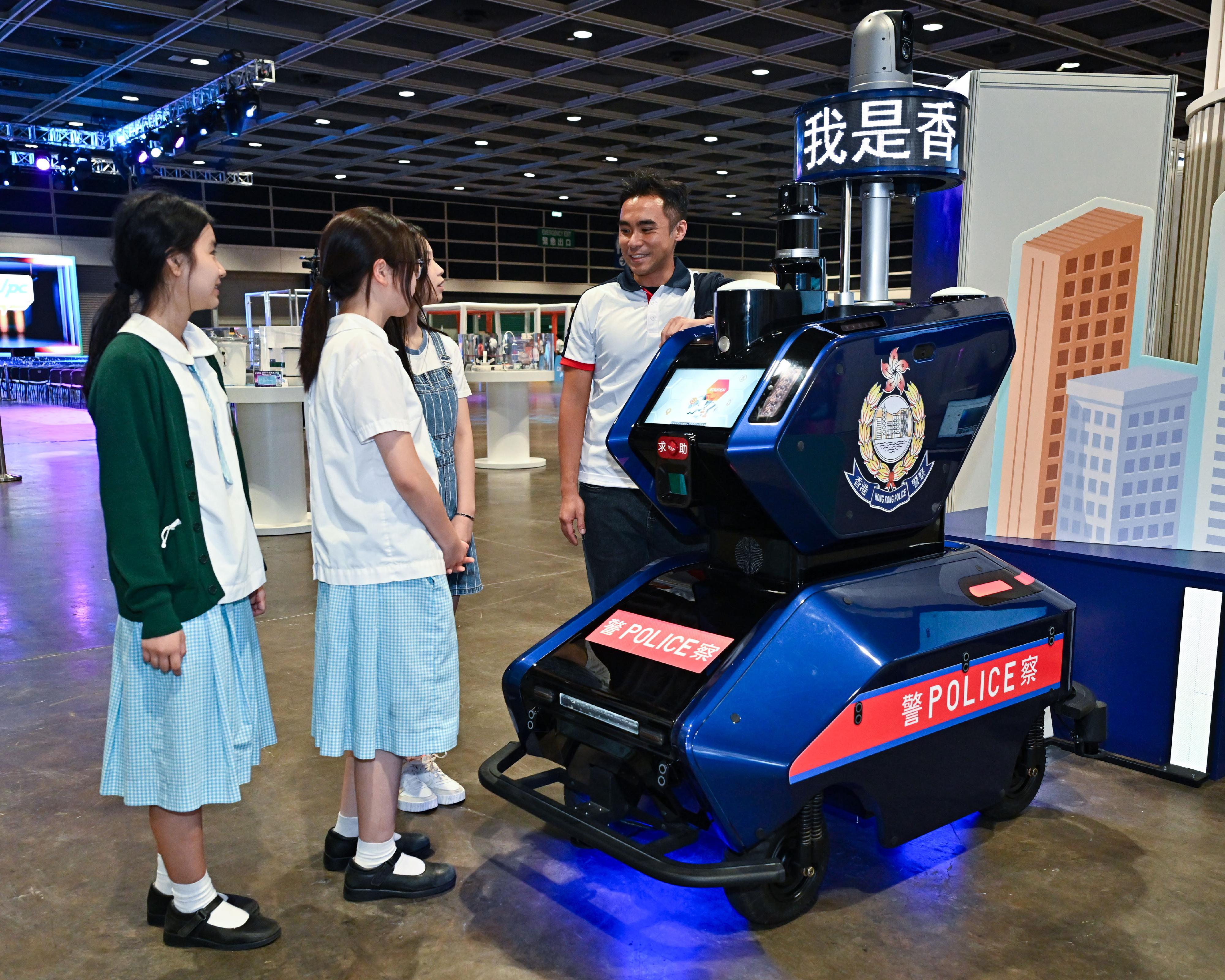 少年警訊主辦的「少年警訊創新科技大賽 2023-24」今日（五月十一日）在香港會議展覽中心舉行頒獎典禮，同場亦舉行創科嘉年華，當中巡邏機械人在數碼警政展示區向參加者展示出如何運用科技提升警隊工作效能。