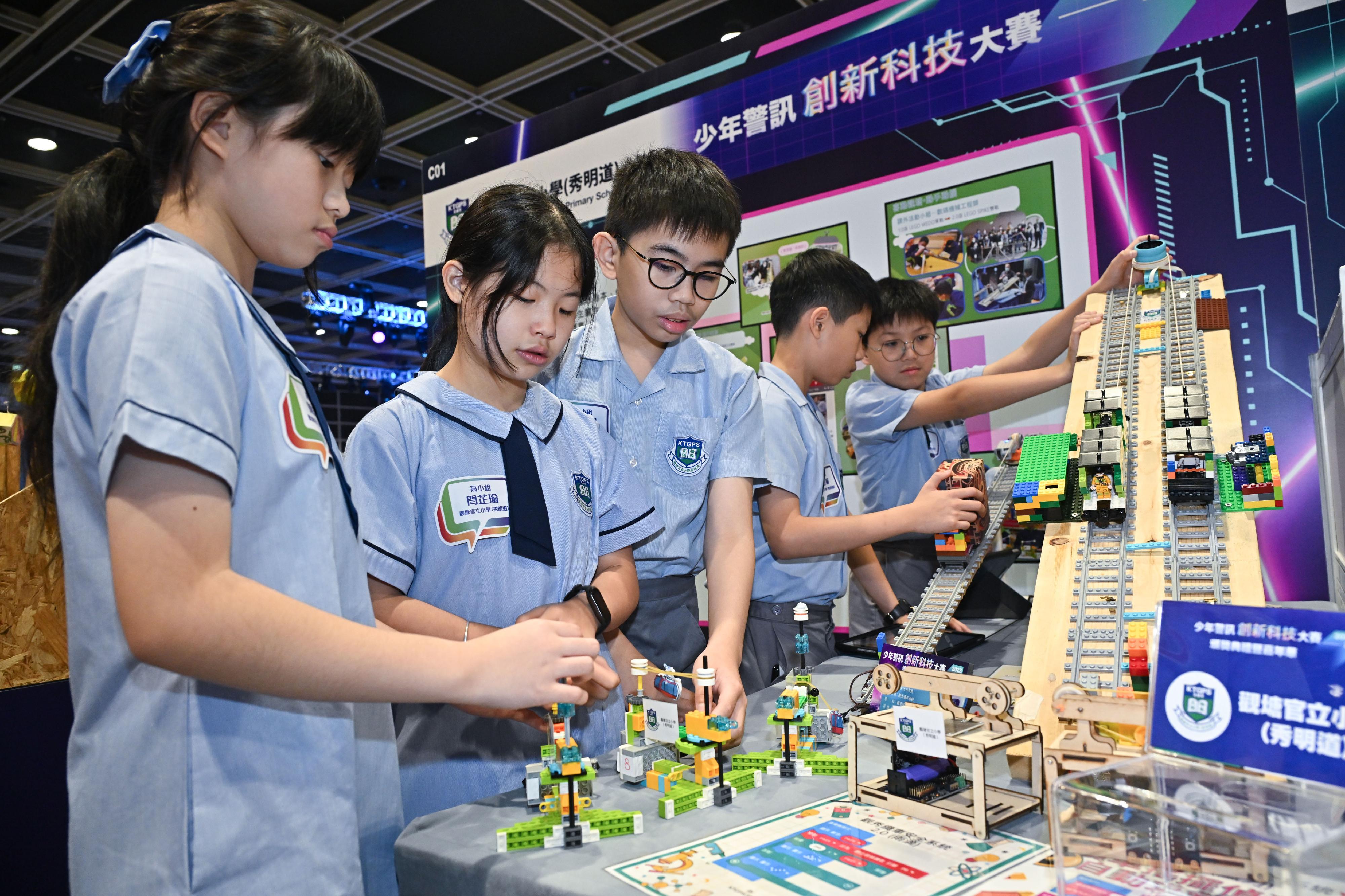 The JPC Innovation and Technology Competition 2023-24, organised by the Junior Police Call, held its award presentation ceremony cum carnival at the Hong Kong Convention and Exhibition Centre today (May 11) where the winning teams showcased their works.