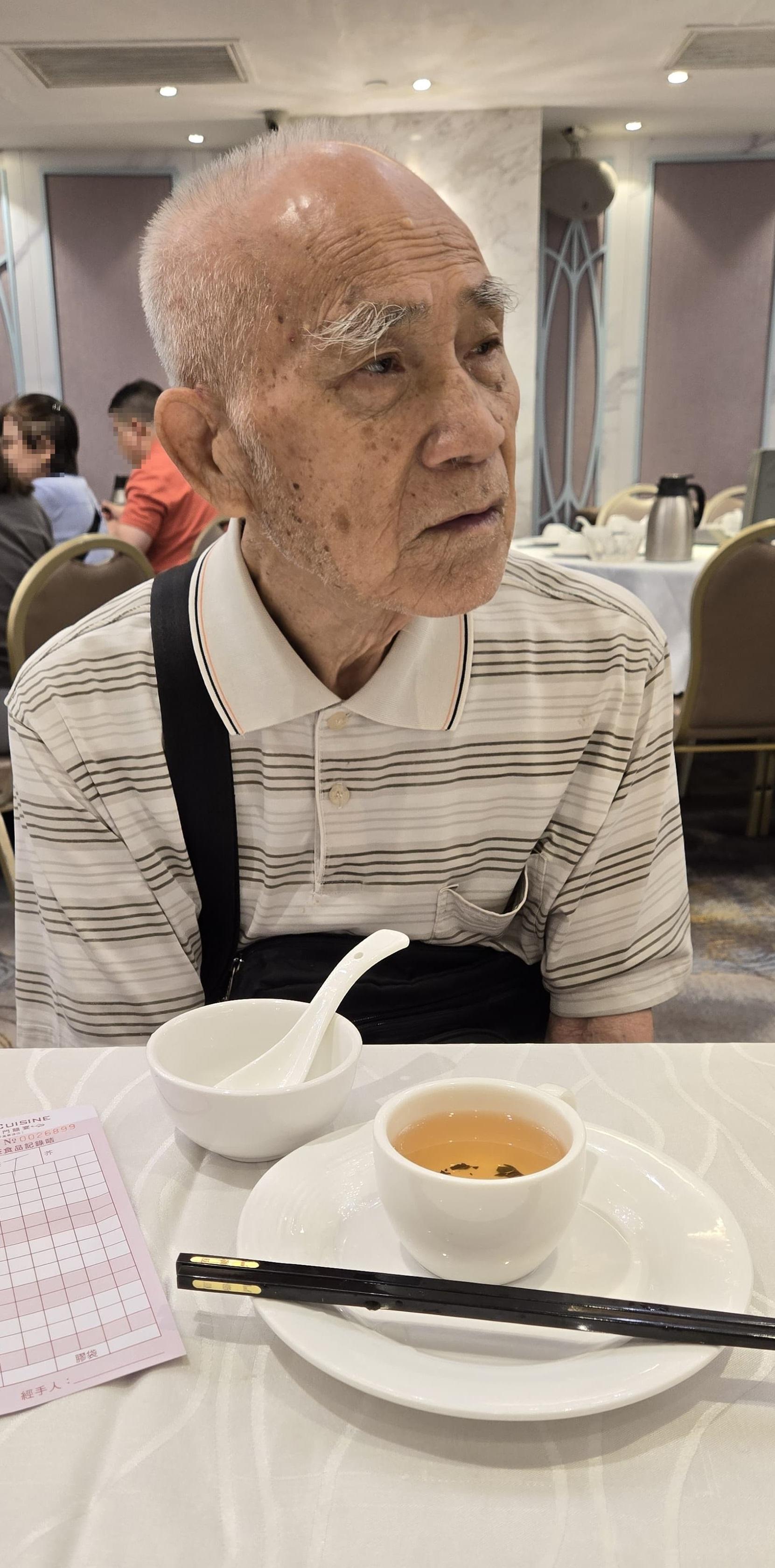 Wong Yau-shing, aged 87, is about 1.6 metres tall, 55 kilograms in weight and of thin build. He has a long-shaped face with yellow complexion and short white hair. He was last seen wearing a grey and white striped T-shirt, black trousers, black shoes and carrying a crossbody bag.