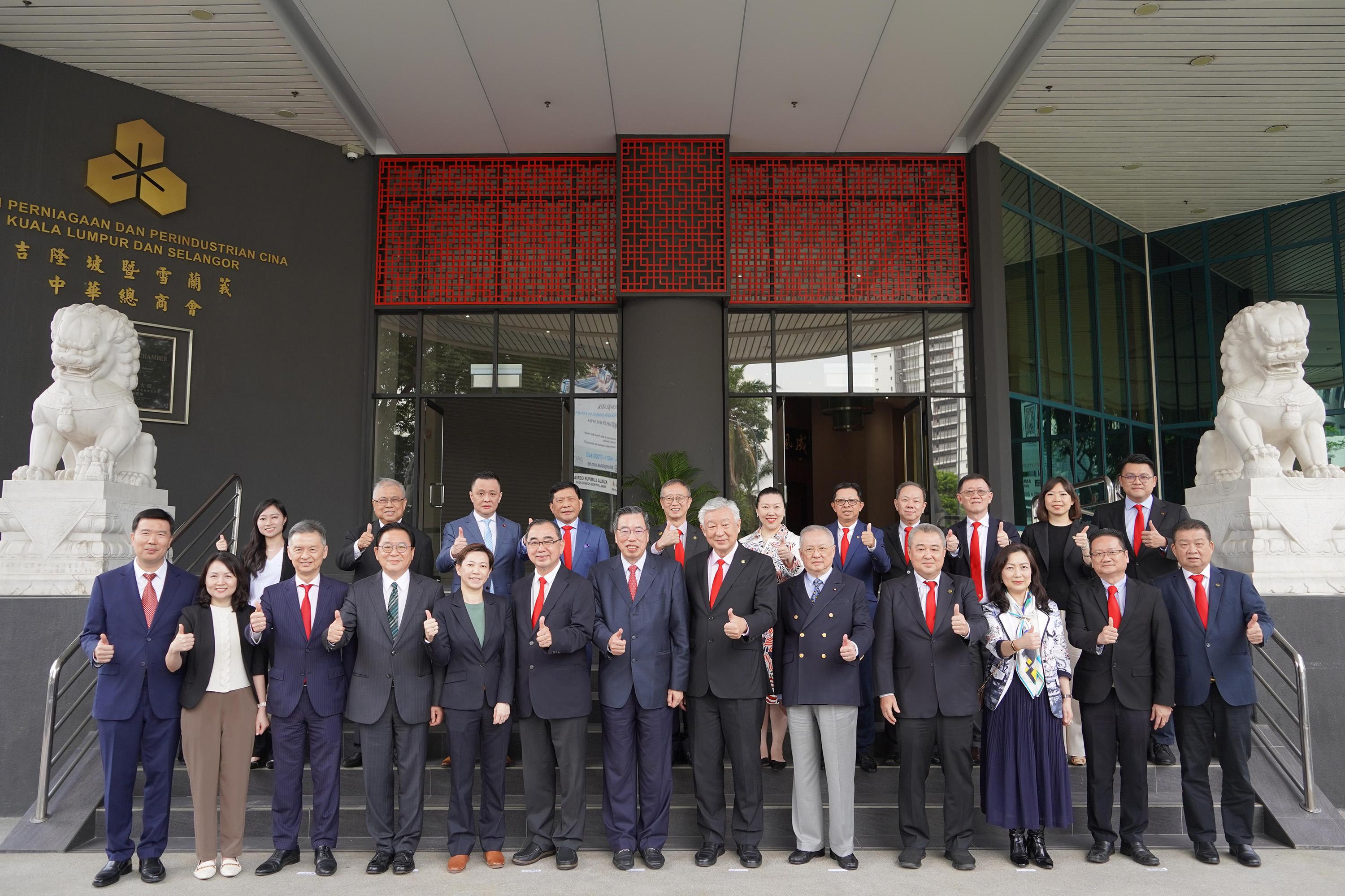 立法会考察团今日（五月十四日）继续在马来西亚吉隆坡的职务访问。图示立法会主席梁君彦（前排左七）和考察团成员与马来西亚中华总商会总会长卢成全（前排左八）会面。