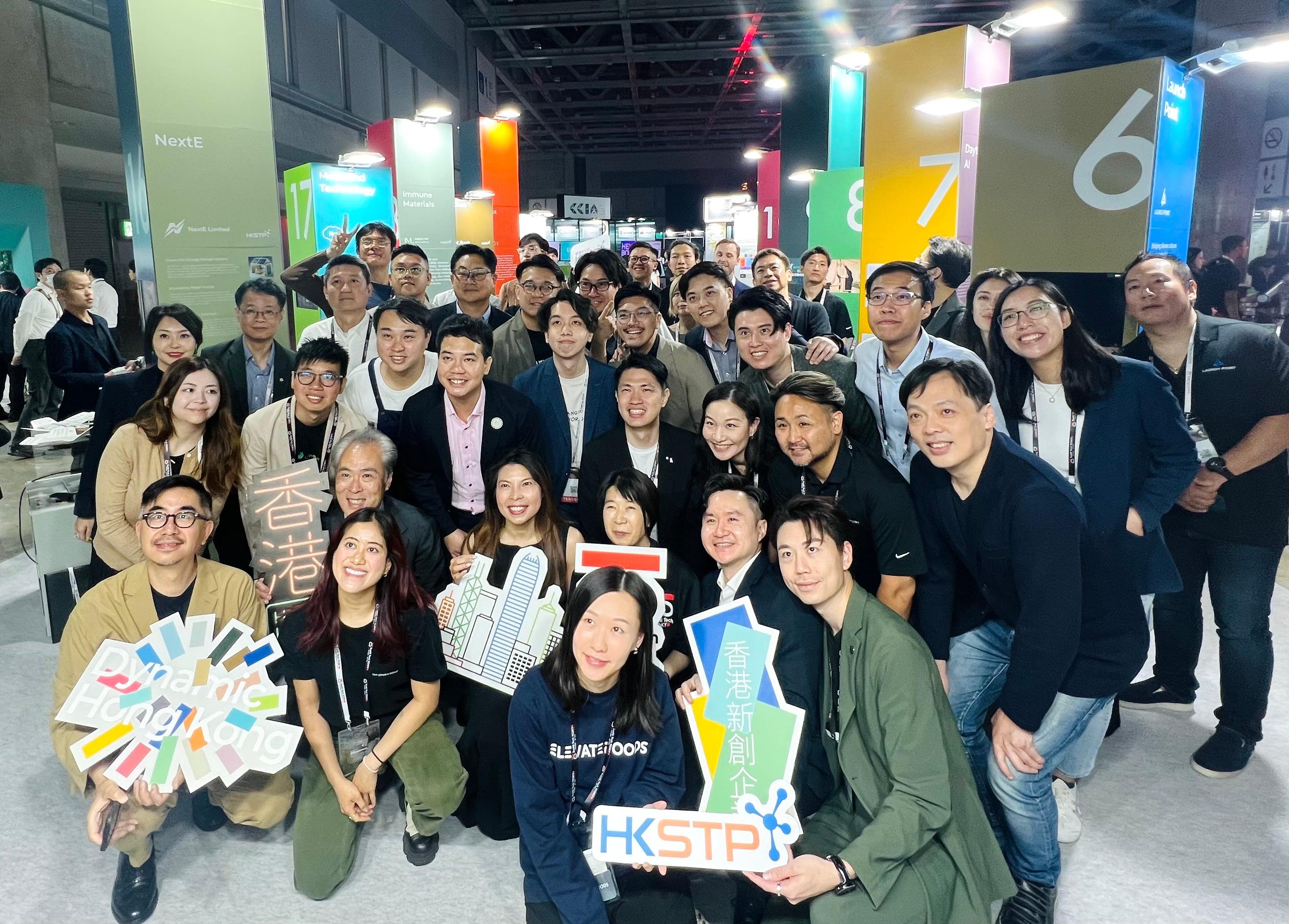 在SusHi Tech Tokyo 2024 Global Startup Program设立的「香港展区」今日（五月十五日）在日本东京揭幕。图示香港驻东京经济贸易首席代表欧慧心（前排左四）、主礼嘉宾、参展的香港初创企业的代表与其他嘉宾在「香港展区」合照。