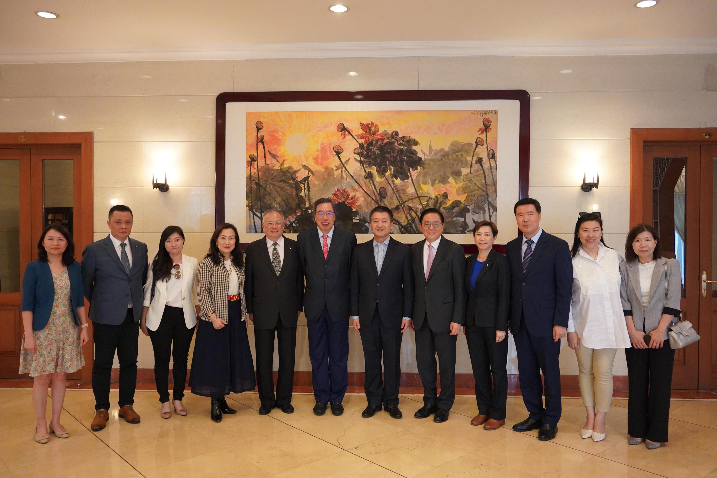 The Legislative Council delegation continued its duty visit in Indonesia yesterday (May 15). Photo shows the delegation meeting with the Chinese Ambassador to Indonesia, Mr Lu Kang (sixth right).
