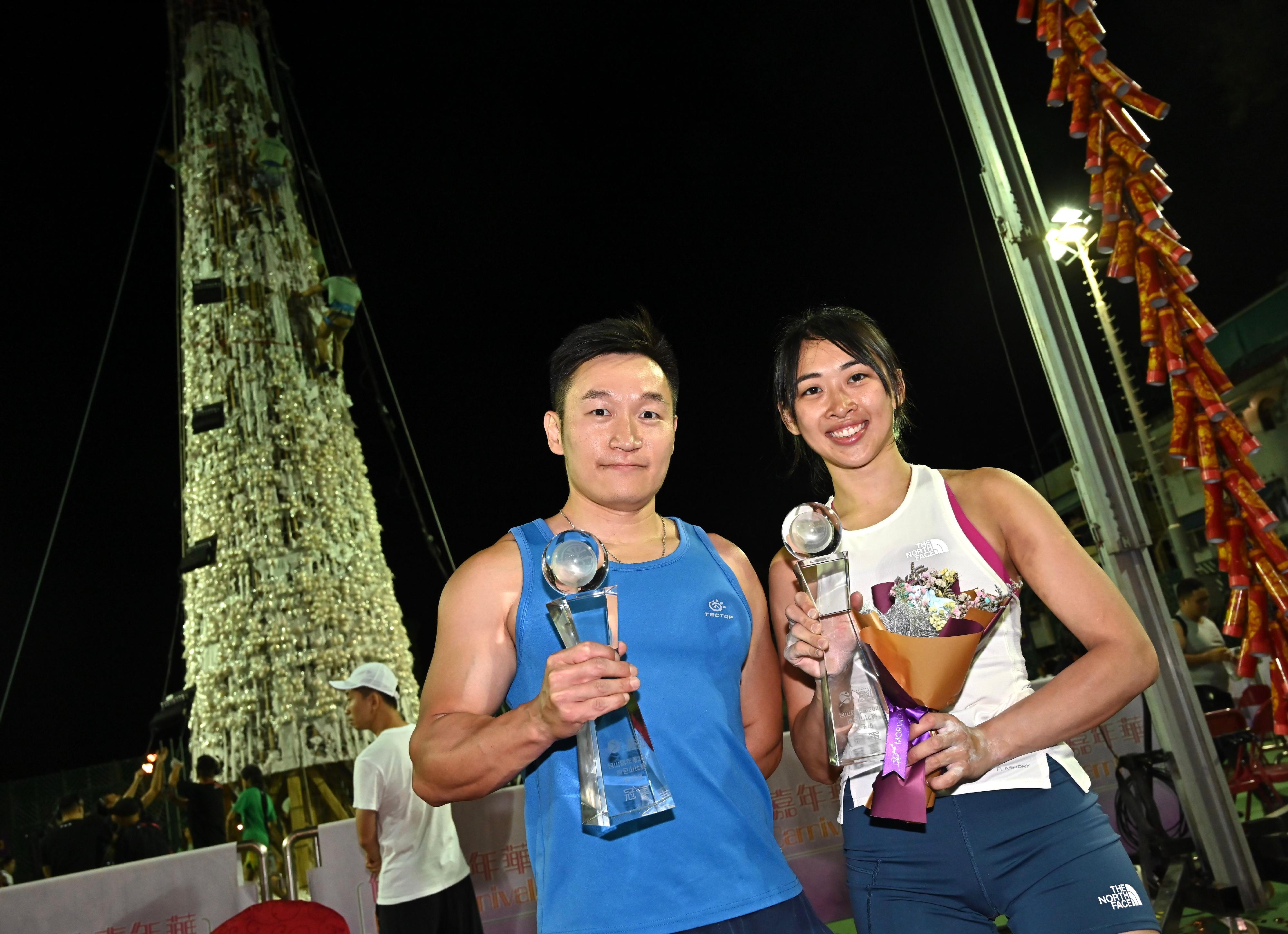 The Bun Scrambling Final in Cheung Chau concluded early this morning (May 16). Yip Kin-man (left) was the male champion and Kung Tsz-shan (right) won the women's contest.