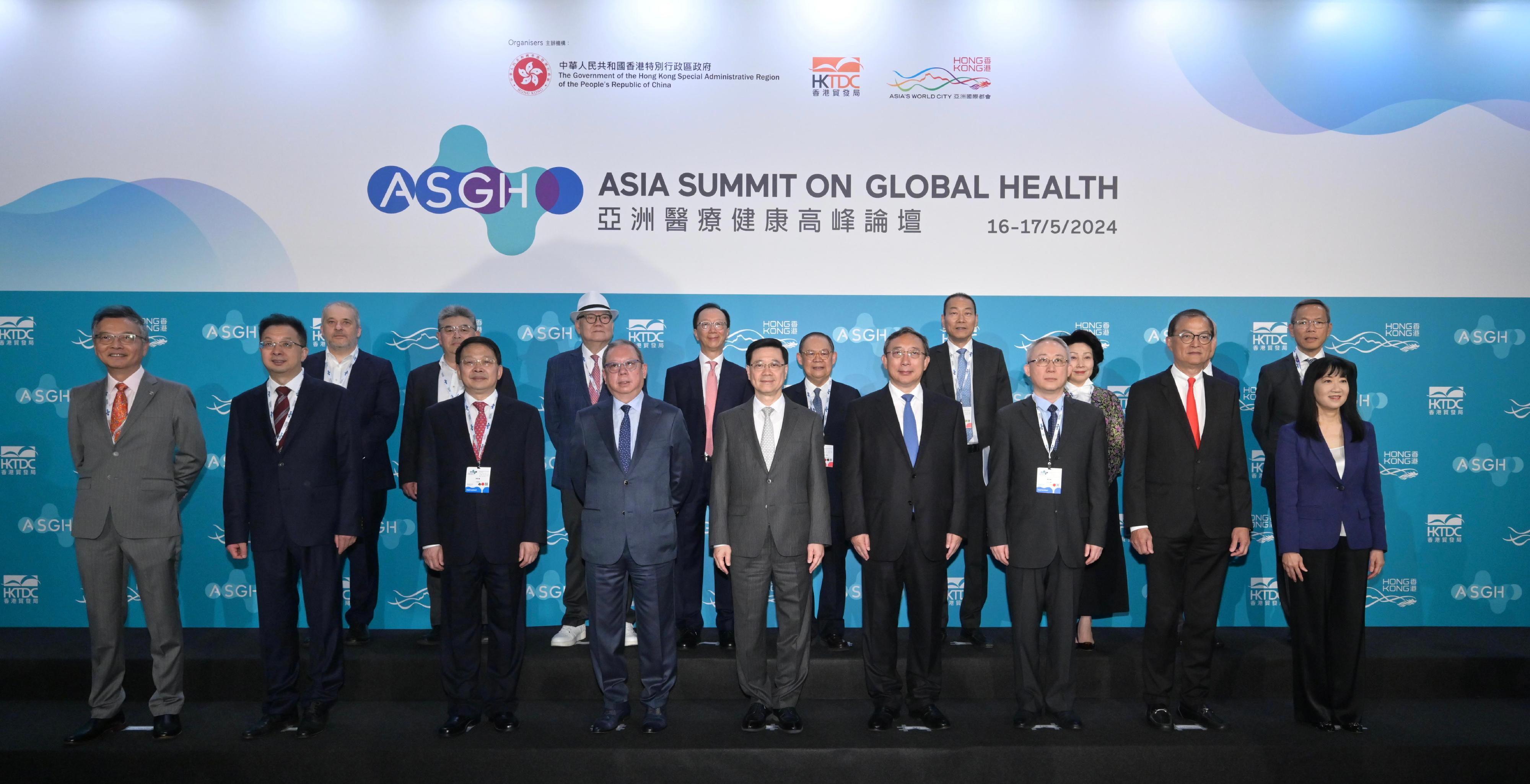 The Chief Executive, Mr John Lee, attended the Asia Summit on Global Health today (May 16). Photo shows (front row, from left) Non-official Member of the Executive Council Dr Lam Ching-choi; the Head of the Consumer Products Industry Department at the Ministry of Industry and Information Technology, Mr He Yaqiong; Deputy Director of the Liaison Office of the Central People's Government in the Hong Kong Special Administrative Region (HKSAR) Mr Yin Zonghua; the Chairman of the Hong Kong Trade Development Council (HKTDC), Dr Peter Lam; Mr Lee; Vice-minister of the National Health Commission Mr Cao Xuetao; Deputy Commissioner of the Office of the Commissioner of the Ministry of Foreign Affairs of the People's Republic of China in the HKSAR Mr Li Yongsheng; the Secretary for Health, Professor Lo Chung-mau; the Executive Director of the HKTDC, Ms Margaret Fong, and other guests at the event.
