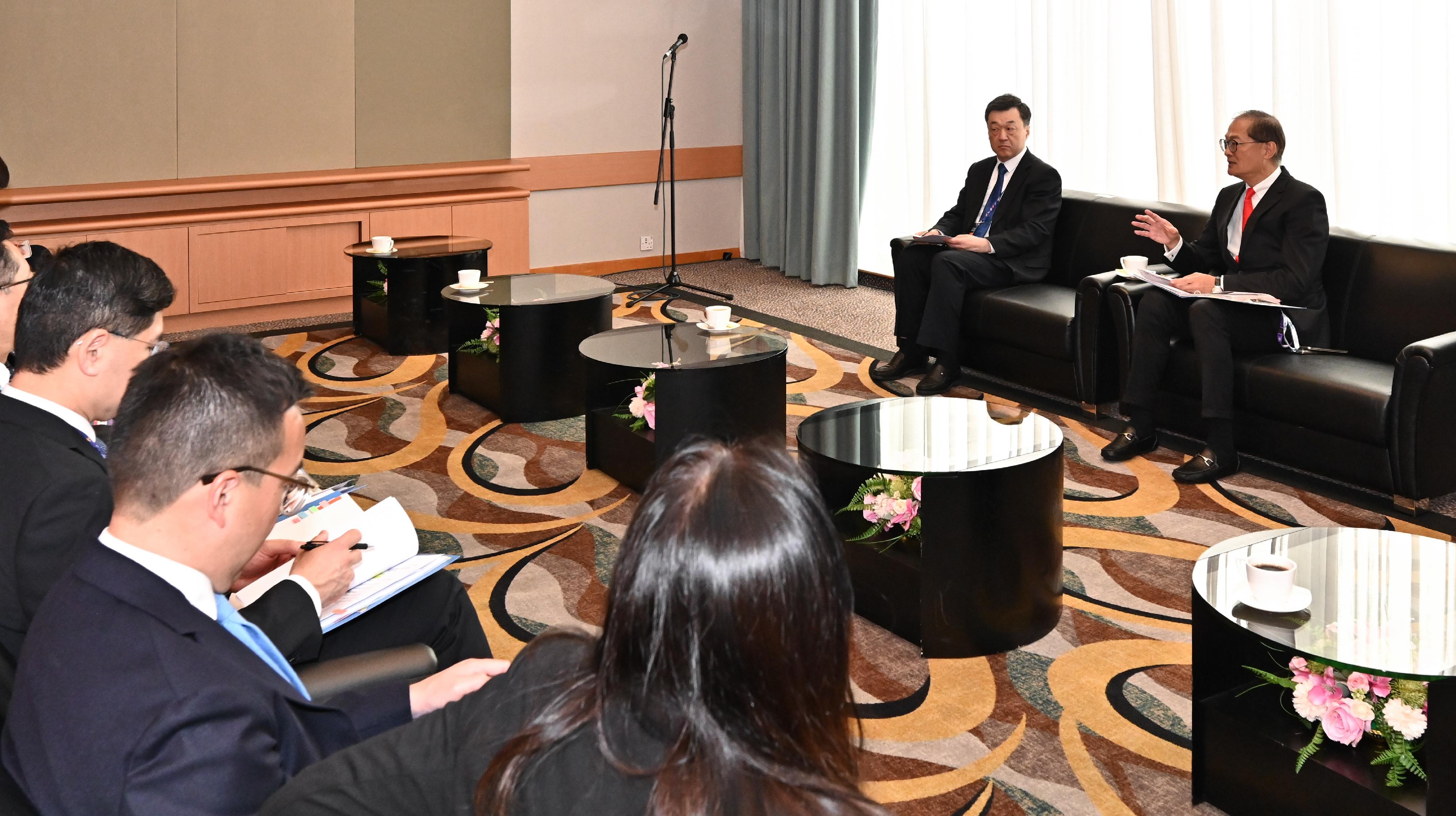 The Secretary for Health, Professor Lo Chung-mau (first right), meets with a delegation led by Deputy Director of the Beijing Municipal Health Commission Mr Li Ang (second right) today (May 16) to explore ways of strengthening co-operation in the area of healthcare. 