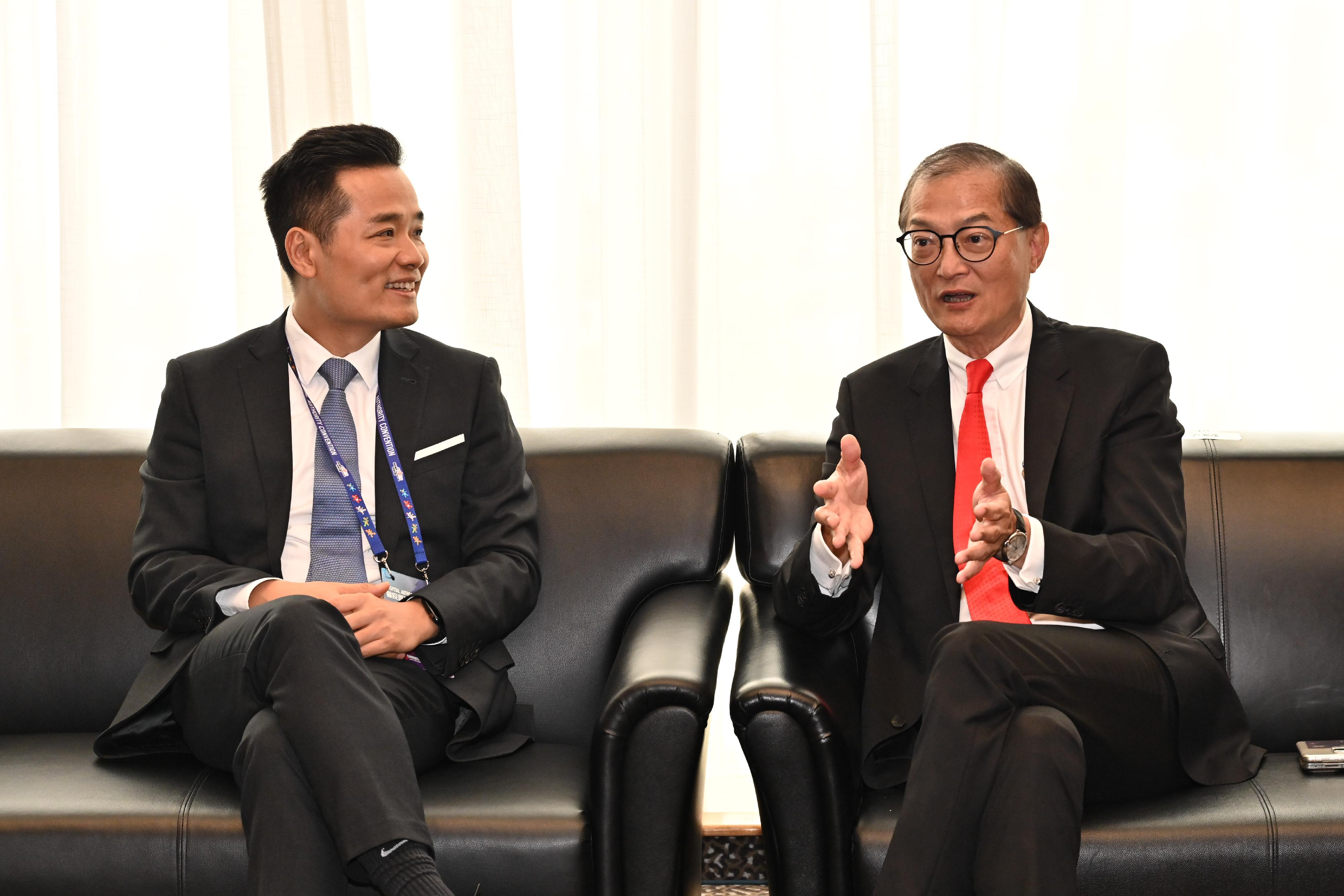 The Secretary for Health, Professor Lo Chung-mau (right), meets with a delegation led by the Director of the Health Bureau of the Macao Special Administrative Region Government, Dr Lo Iek-long (left), today (May 16) to explore ways of strengthening co-operation in the area of healthcare.
