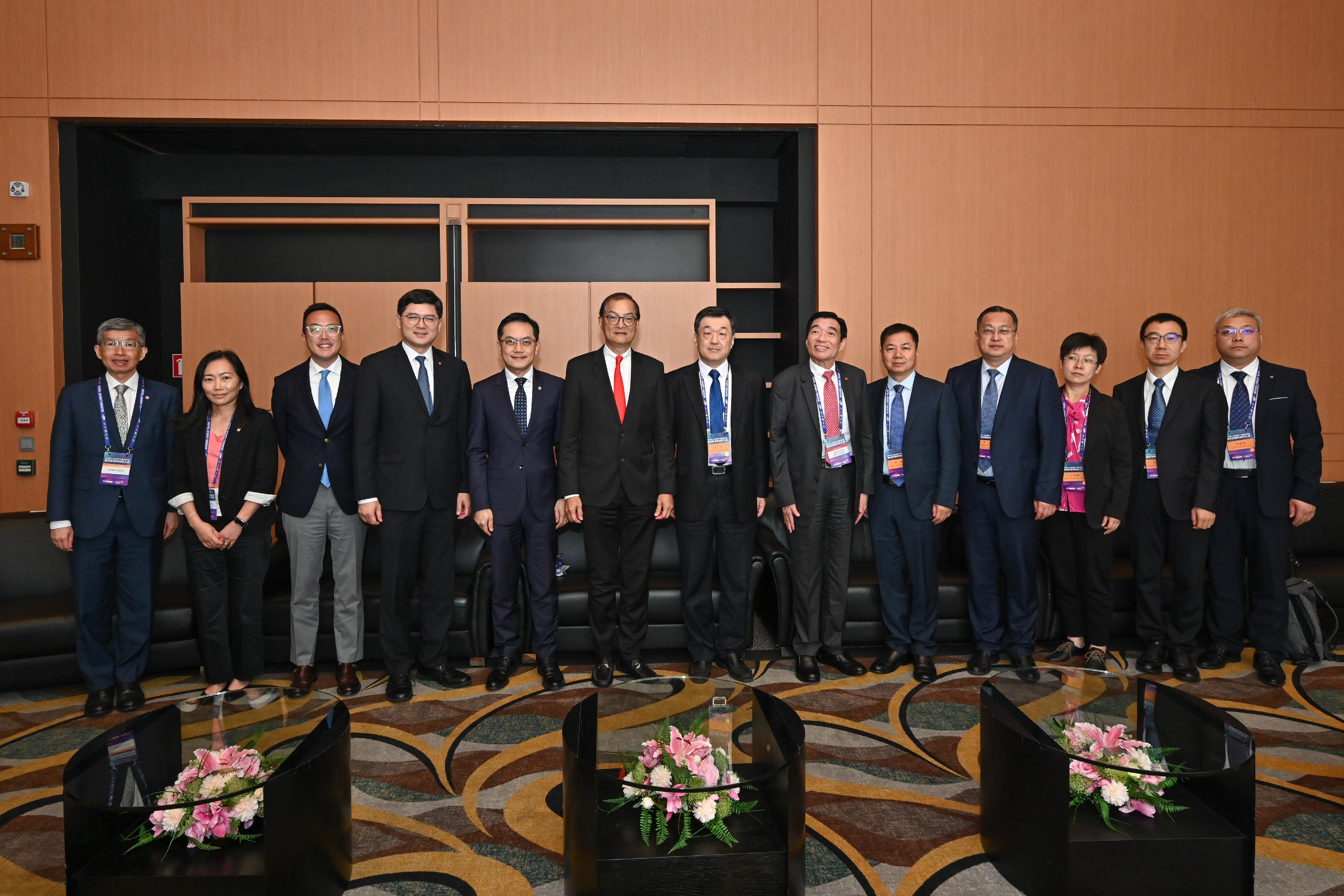 The Secretary for Health, Professor Lo Chung-mau, met with a delegation led by Deputy Director of the Beijing Municipal Health Commission Mr Li Ang today (May 16) to explore ways of strengthening co-operation in the area of healthcare. Photo shows Professor Lo (sixth left); Mr Li Ang (seventh right); the Director of Health, Dr Ronald Lam (fifth left); the Chairman of the Hospital Authority (HA), Mr Henry Fan (sixth right); the Chief Executive of the HA, Dr Tony Ko (fourth left), with other attendees of the meeting.