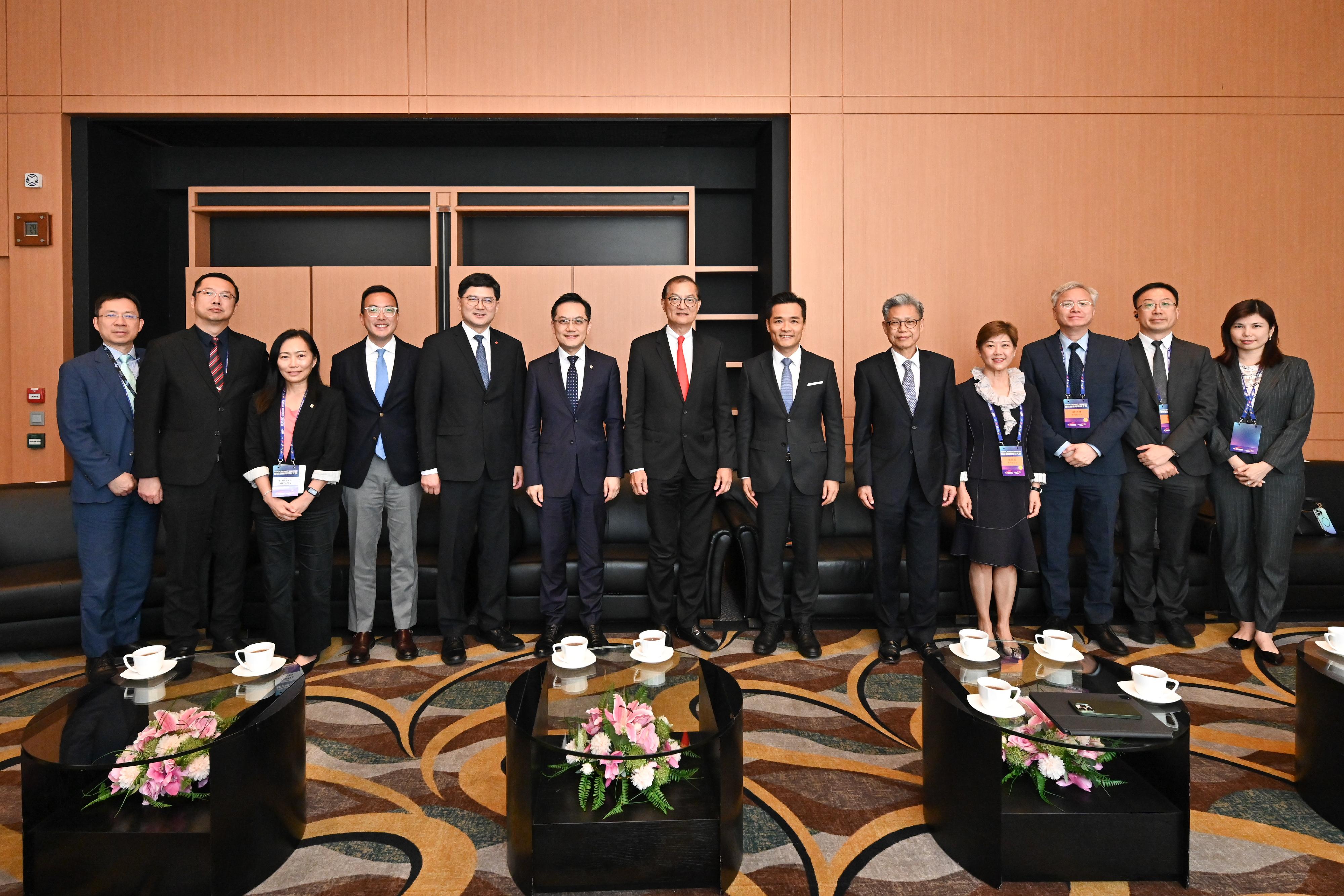 The Secretary for Health, Professor Lo Chung-mau, met with a delegation led by the Director of the Health Bureau of the Macao Special Administrative Region Government, Dr Lo Iek-long, today (May 16) to explore ways of strengthening co-operation in the area of healthcare. Photo shows Professor Lo (seventh left); Dr Lo Iek-long (sixth right); the Director of Health, Dr Ronald Lam (sixth left); the Chief Executive of the Hospital Authority, Dr Tony Ko (fifth left), with other attendees of the meeting.