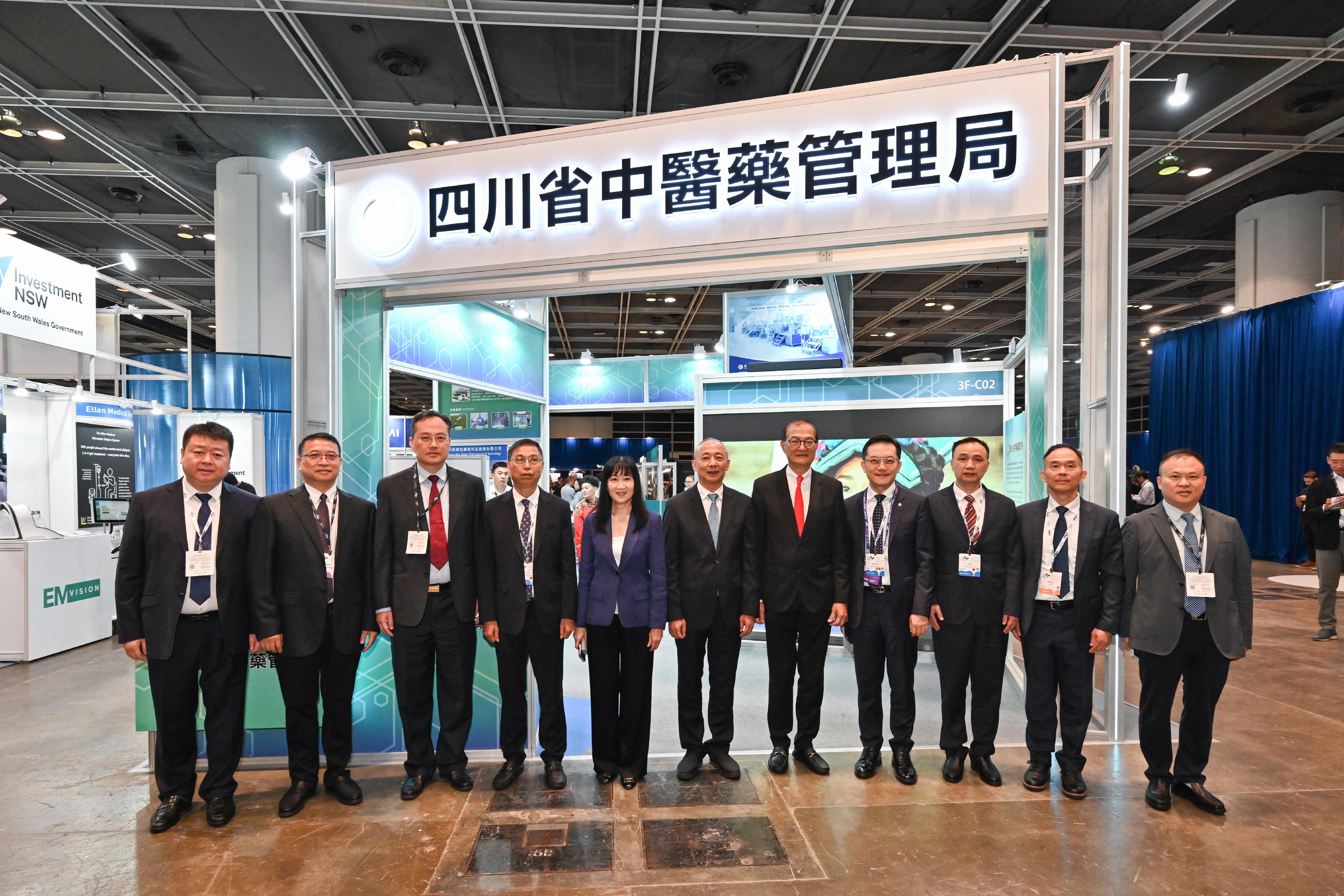 The Secretary for Health, Professor Lo Chung-mau, visited the booth set up by the Sichuan Provincial Administration of Traditional Chinese Medicine at the Asia Summit on Global Health today (May 16). Photo shows Professor Lo (fifth right); the Director of the Sichuan Provincial Administration of Traditional Chinese Medicine, Mr Tian Xingjun (sixth right); the Director of Health, Dr Ronald Lam (fourth right), and other guests.