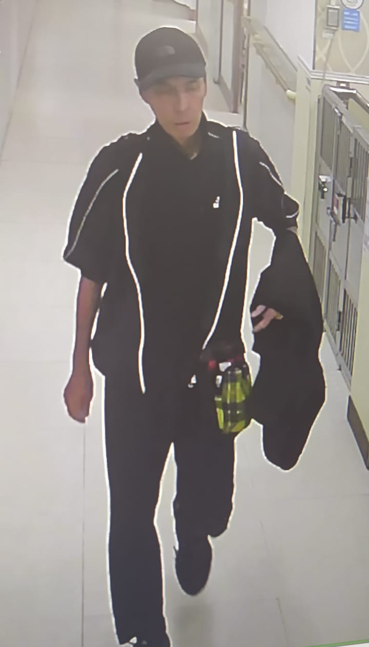Hung Chi-shing, aged 55, is about 1.75 metres tall, 70 kilograms in weight and of medium build. He has a long face with yellow complexion and short white hair. He was last seen wearing a black jacket, black trousers, black sport shoes, a black cap and carrying a yellow waist bag.