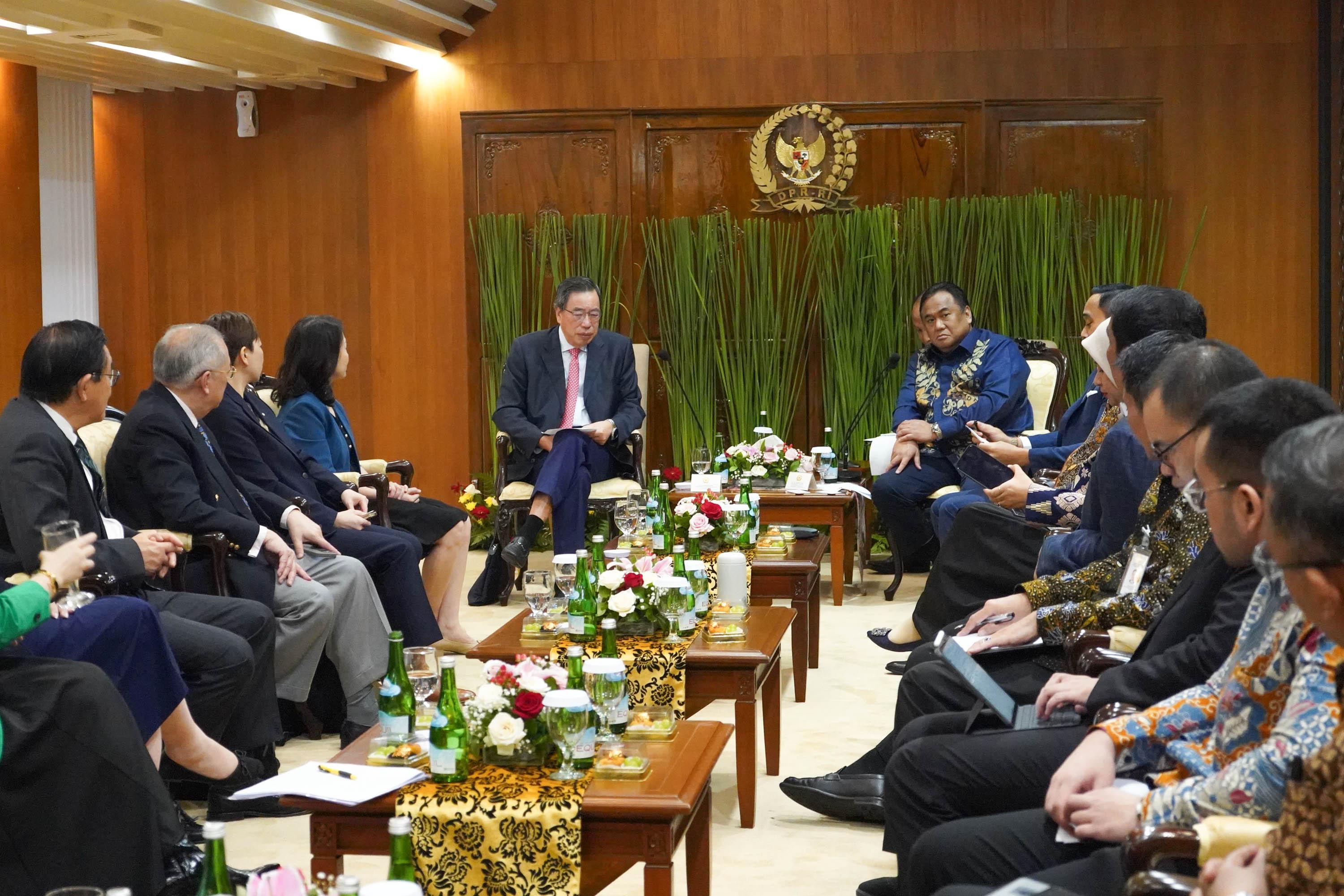 The Legislative Council delegation continued its duty visit in Indonesia today (May 16). Photo shows the President of LegCo, Mr Andrew Leung (fifth left), and members of the delegation meeting with the Deputy Speaker of the House of Representatives, Mr Rachmat Gobel (sixth left).