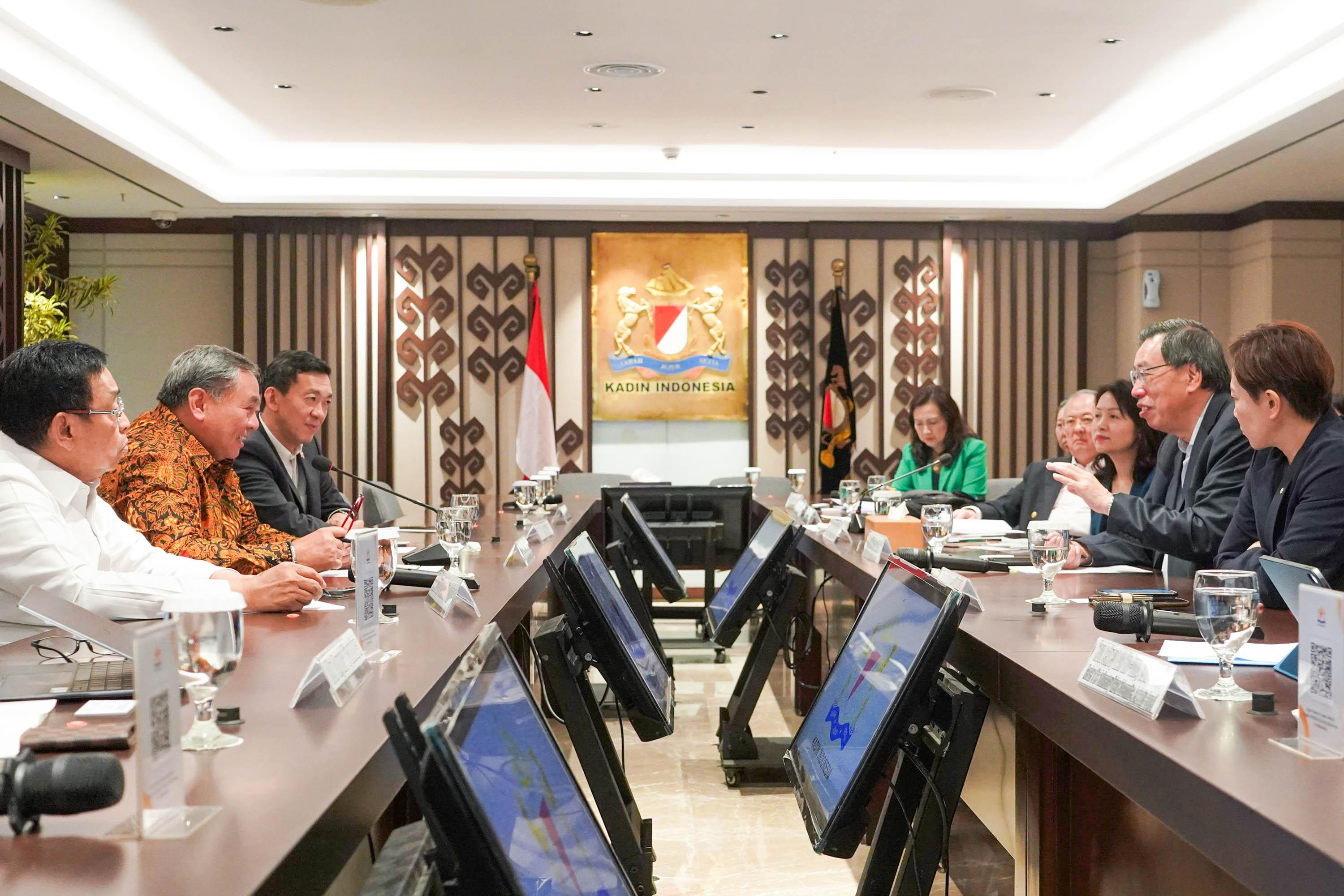 The Legislative Council delegation continued its duty visit in Indonesia today (May 16). Photo shows the delegation meeting with representatives of Indonesian Chamber of Commerce and Industry.