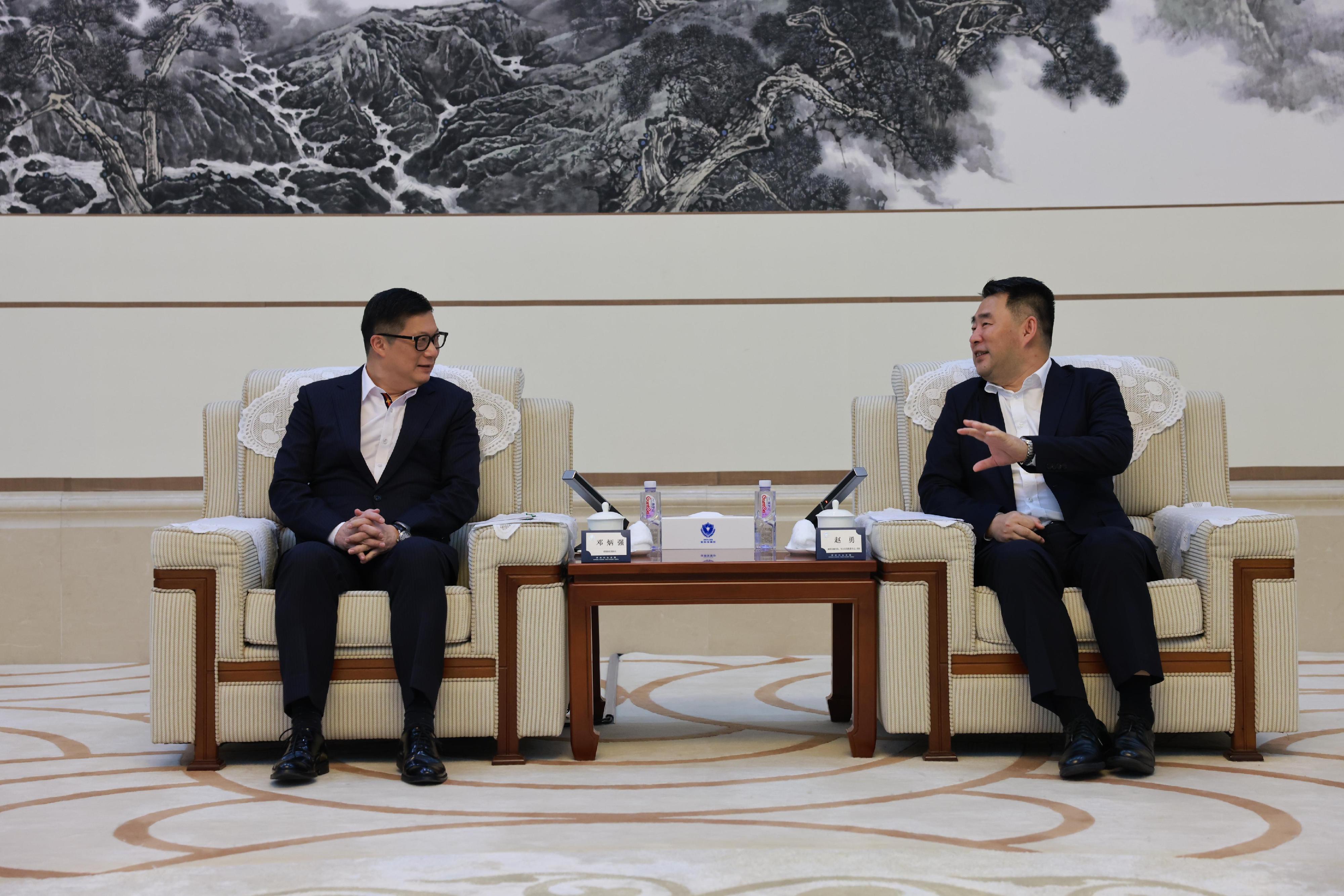 The Secretary for Security, Mr Tang Ping-keung, visited Guangzhou and Shenzhen today (May 16). Photo shows Mr Tang (left) calling on Vice Mayor of Shenzhen and Director General of the Shenzhen Municipal Public Security Bureau, Mr Zhao Yong (right).