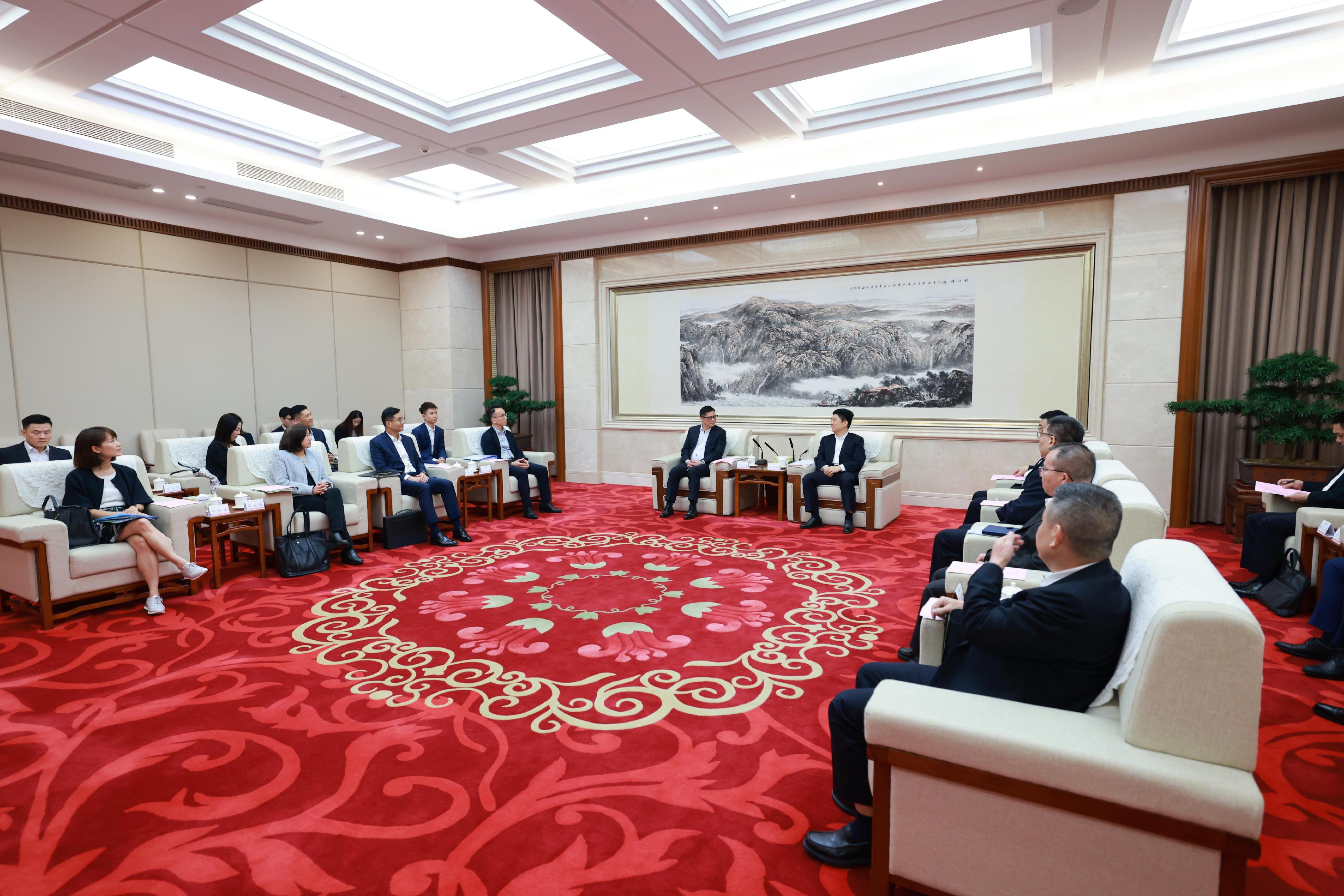 The Secretary for Security, Mr Tang Ping-keung, visited Guangzhou and Shenzhen today (May 16). Photo shows Mr Tang (rear, left) meeting with Vice-Governor of the Guangdong Province and Director of the Guangdong Provincial Public Security Department, Mr Liu Guozhou (rear, right).