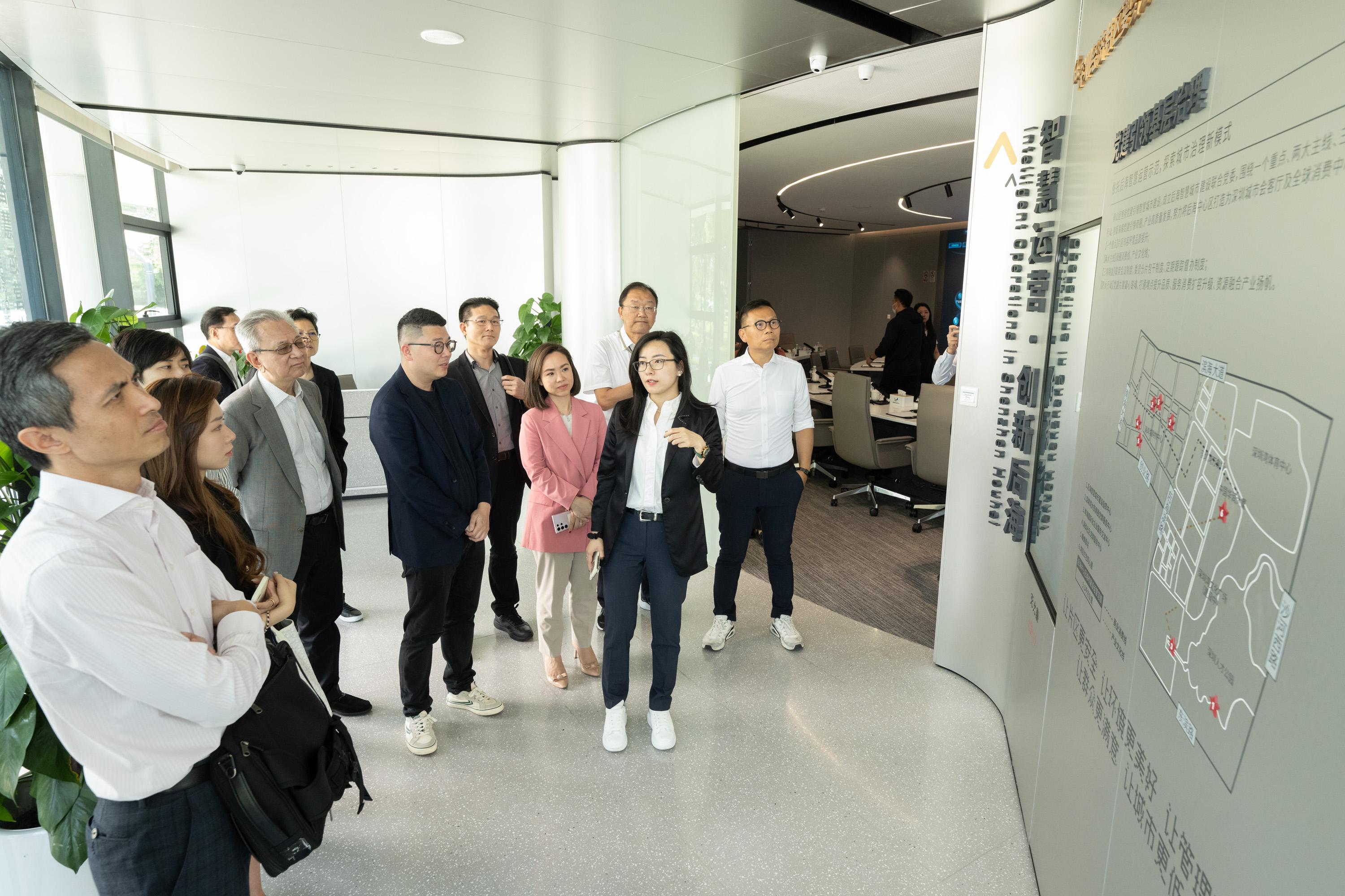 The Legislative Council (LegCo) Subcommittee on Matters Relating to the Development of the Northern Metropolis conducted a duty visit to Shenzhen today (May 16). LegCo Members and representatives of the Government visited Houhai Smart Operations Centre.