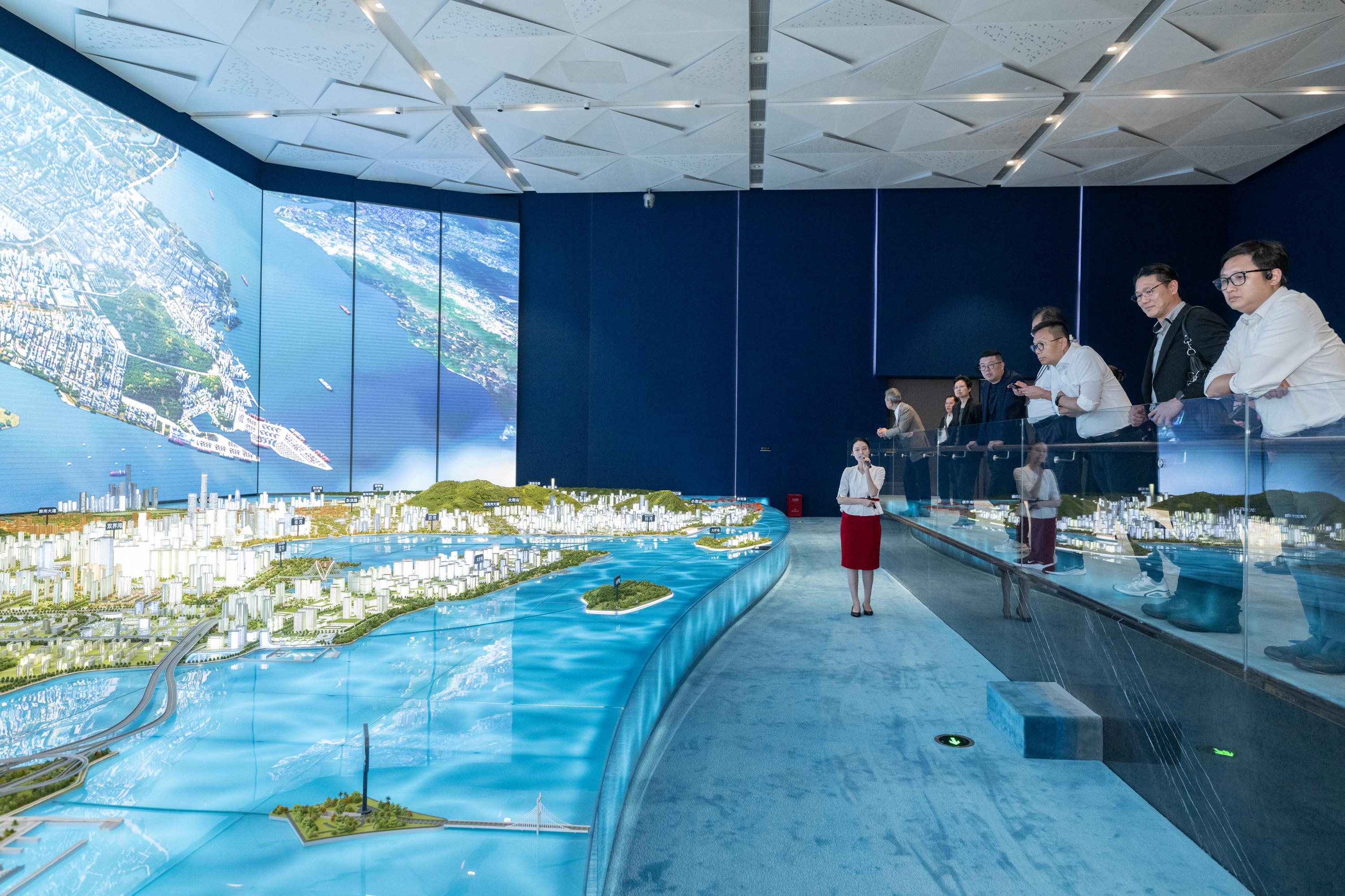 The Legislative Council (LegCo) Subcommittee on Matters Relating to the Development of the Northern Metropolis conducted a duty visit to Shenzhen today (May 16). LegCo Members learnt about the latest development of Qianhai.