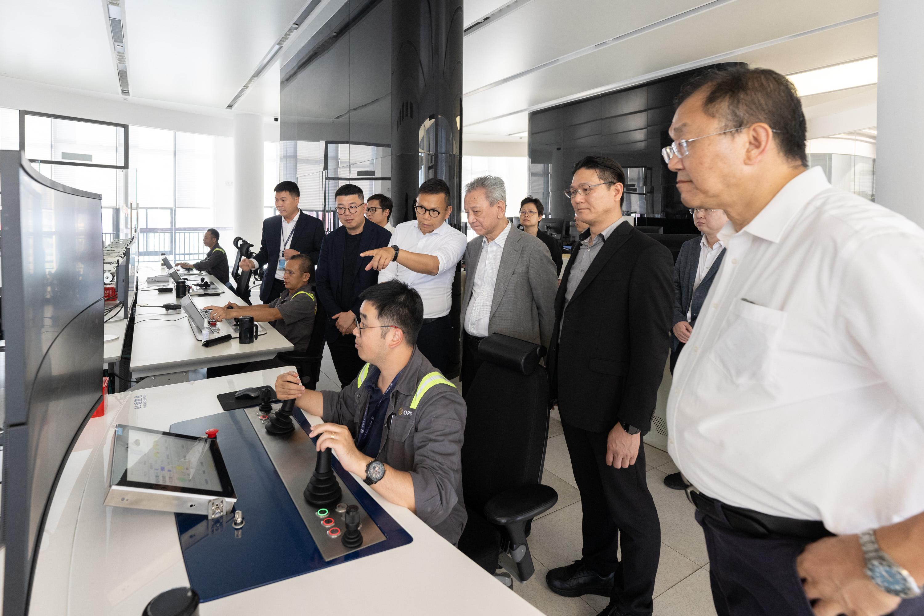 The Legislative Council (LegCo) Subcommittee on Matters Relating to the Development of the Northern Metropolis conducted a duty visit to Shenzhen today (May 16). LegCo Members observed the operation of Mawan Smart Port.